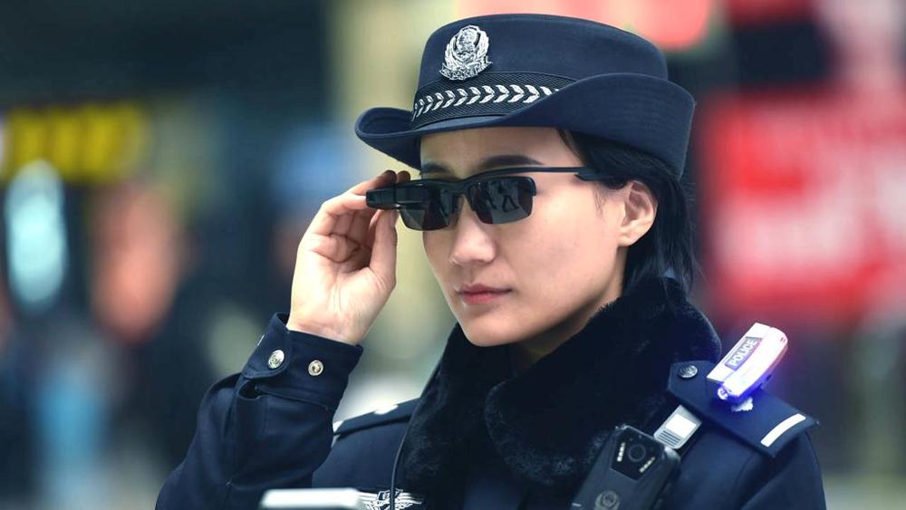Arcfelismerő szemüveget kap a kínai rendőrség