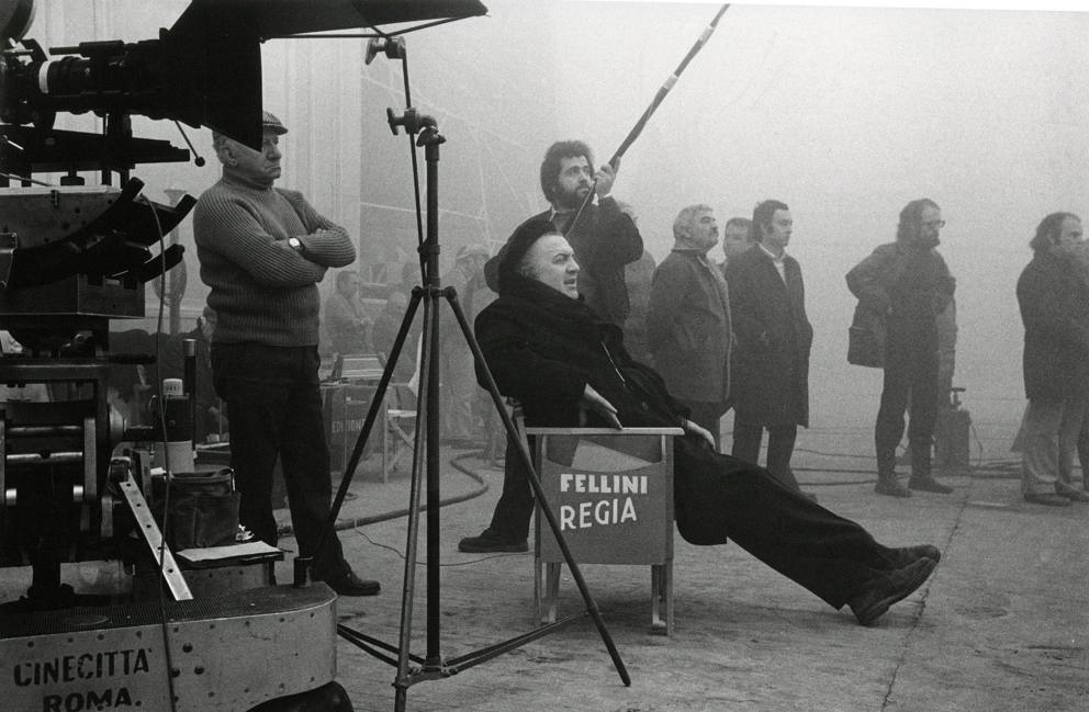 01_federico_fellini_on_amarcord_set_cineteca_di_bologna_reporters_associati_2_mgzoom.jpg