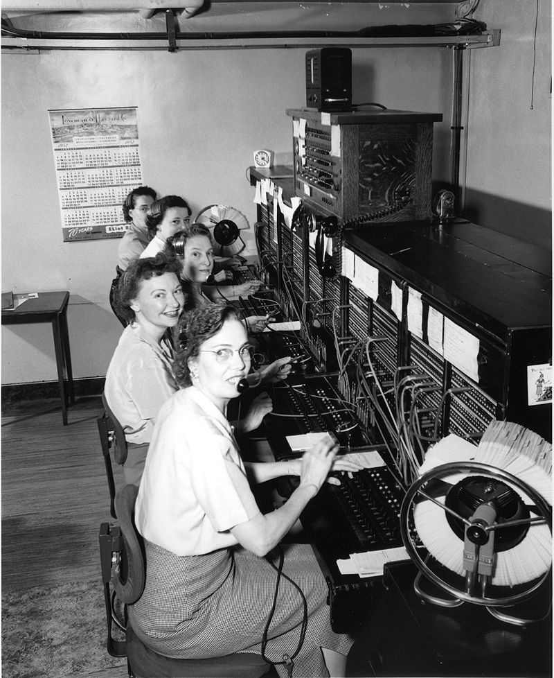 800px-telephone_operators_1952.jpg