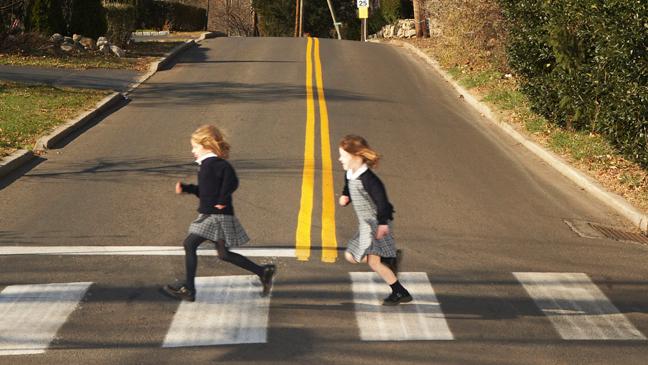 children-crossing-road-136395986460403901-150205160620.jpg