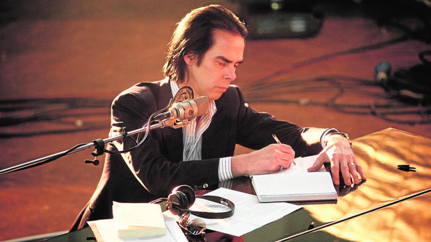 Nick Cave zenével gyógyul