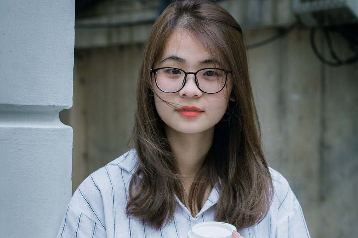 A japán nők tiltakoznak a munkahelyi szemüveg-viselési tilalom ellen