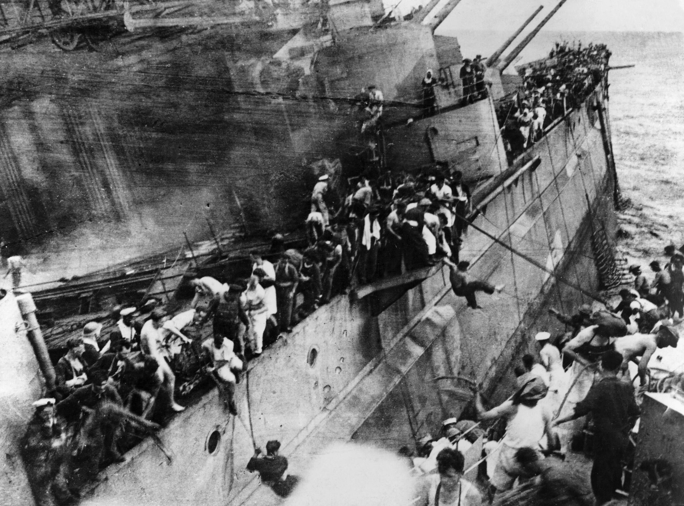 the_sinking_of_hms_prince_of_wales_by_japanese_aircraft_off_malaya_december_1941_hu2675.jpg