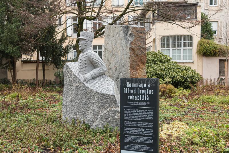 vista-del-tributo-de-escultura-alfred-dreyfus-rehabilitado-en-mulhouse-francia-diciembre-homenaje-granito-sylvie-koechlin-un-175086826.jpg
