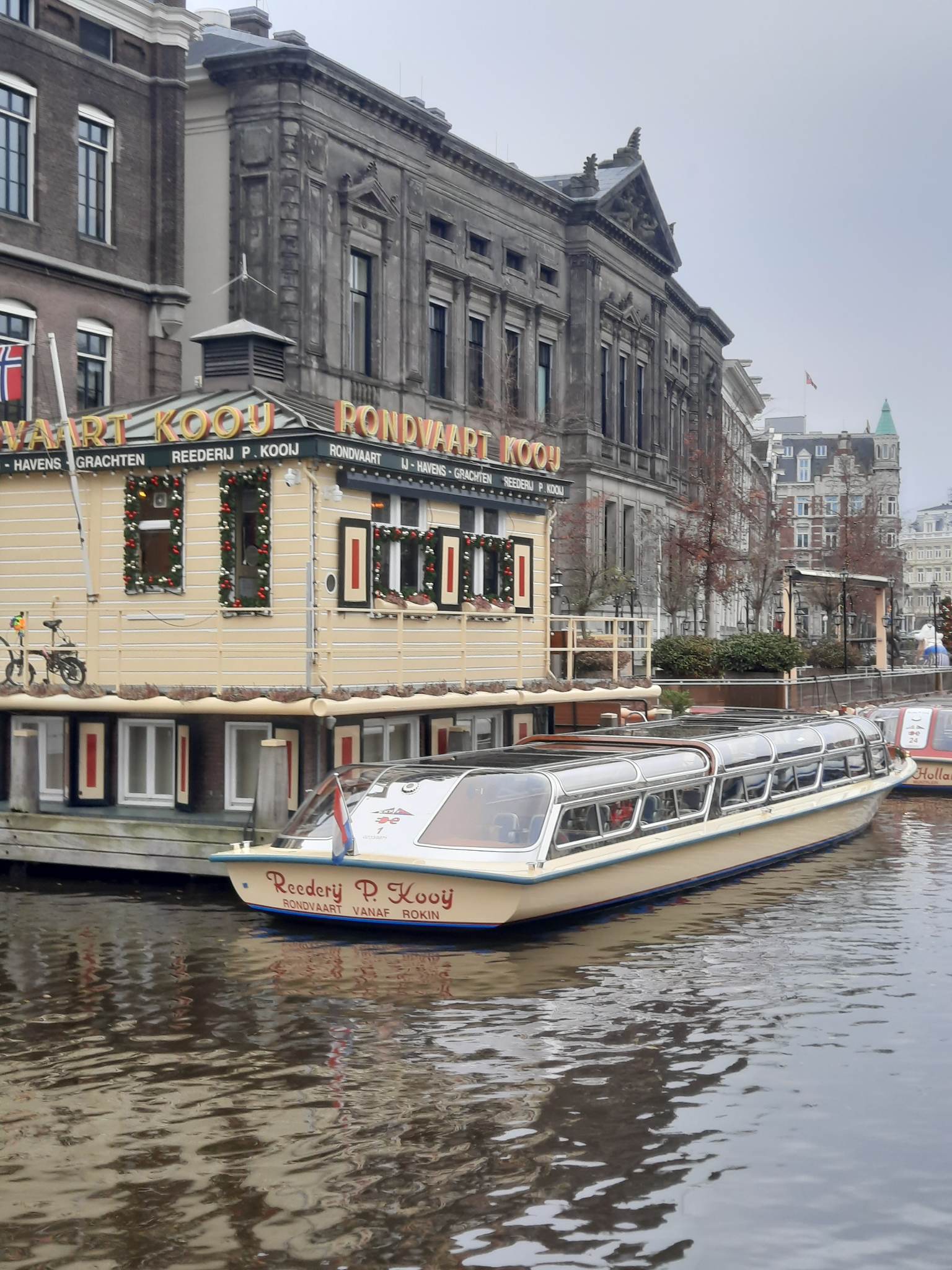 Ilyen üveghajók közlekednek az amszterdami csatornákon.