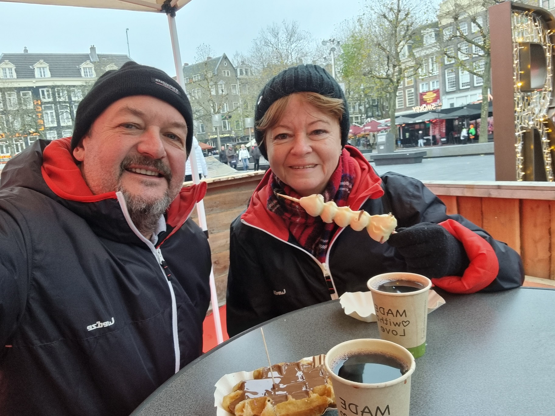 Amszterdamban kihagyhatatlan a friss, helyben sütött gofri, finom csokiöntettel. És persze a fehér csokival bevont eper se kutya! Na, neked fogyókúra!
