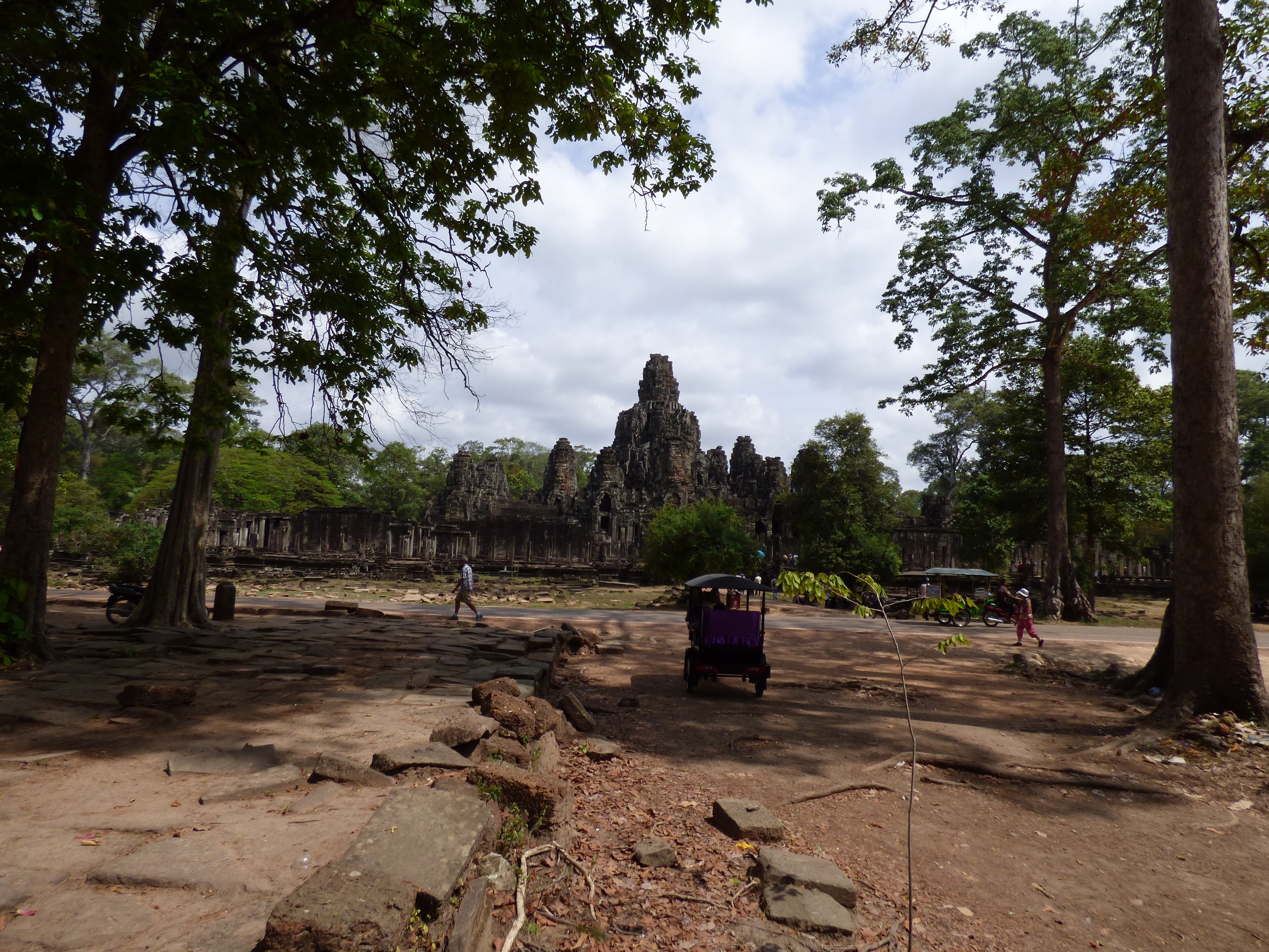 Bayon a távolban.