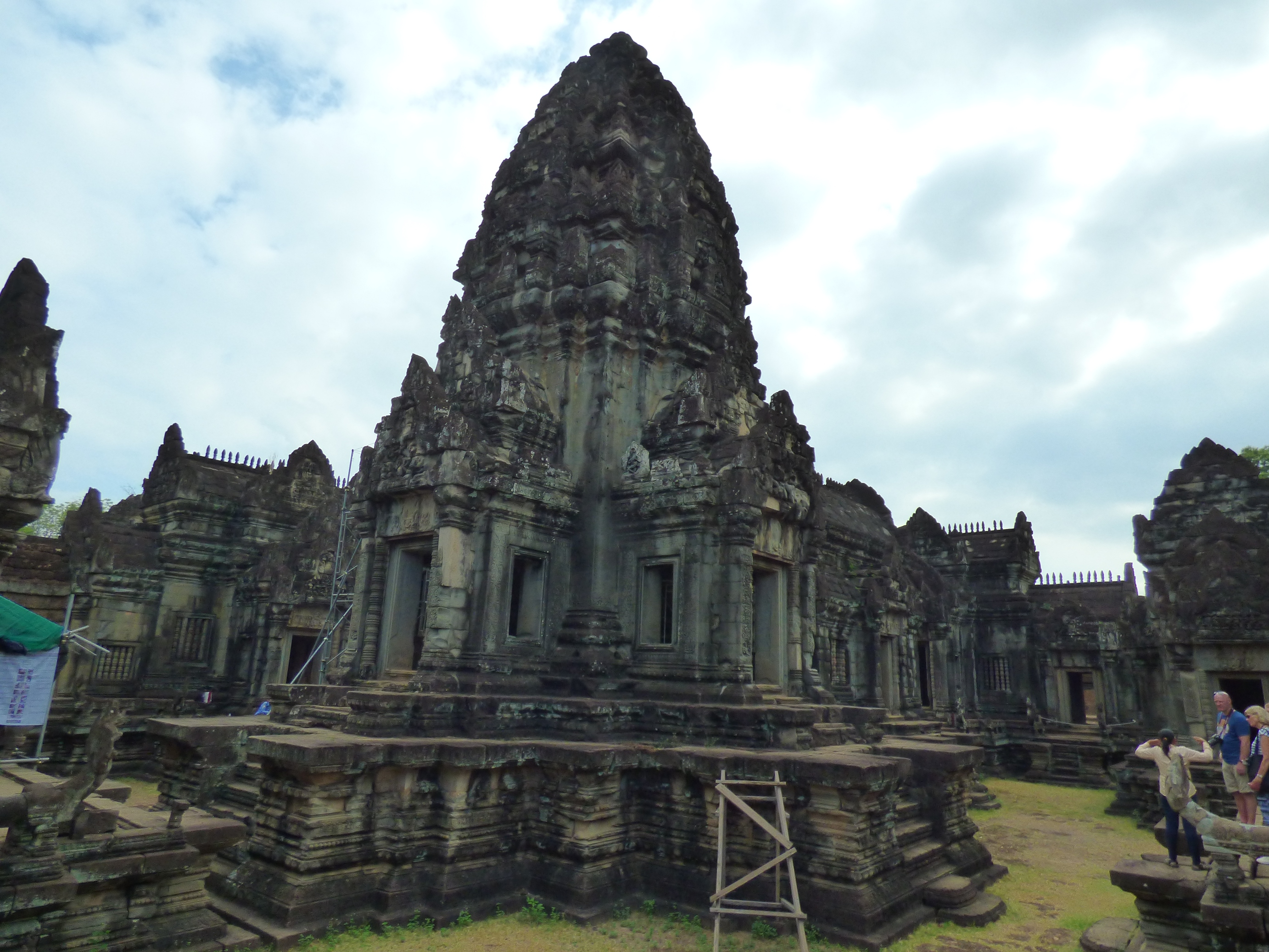 Az Angkor Wattal való hasonlatosság nem véletlen, mert ez is ugyanabban a stílusban épült.