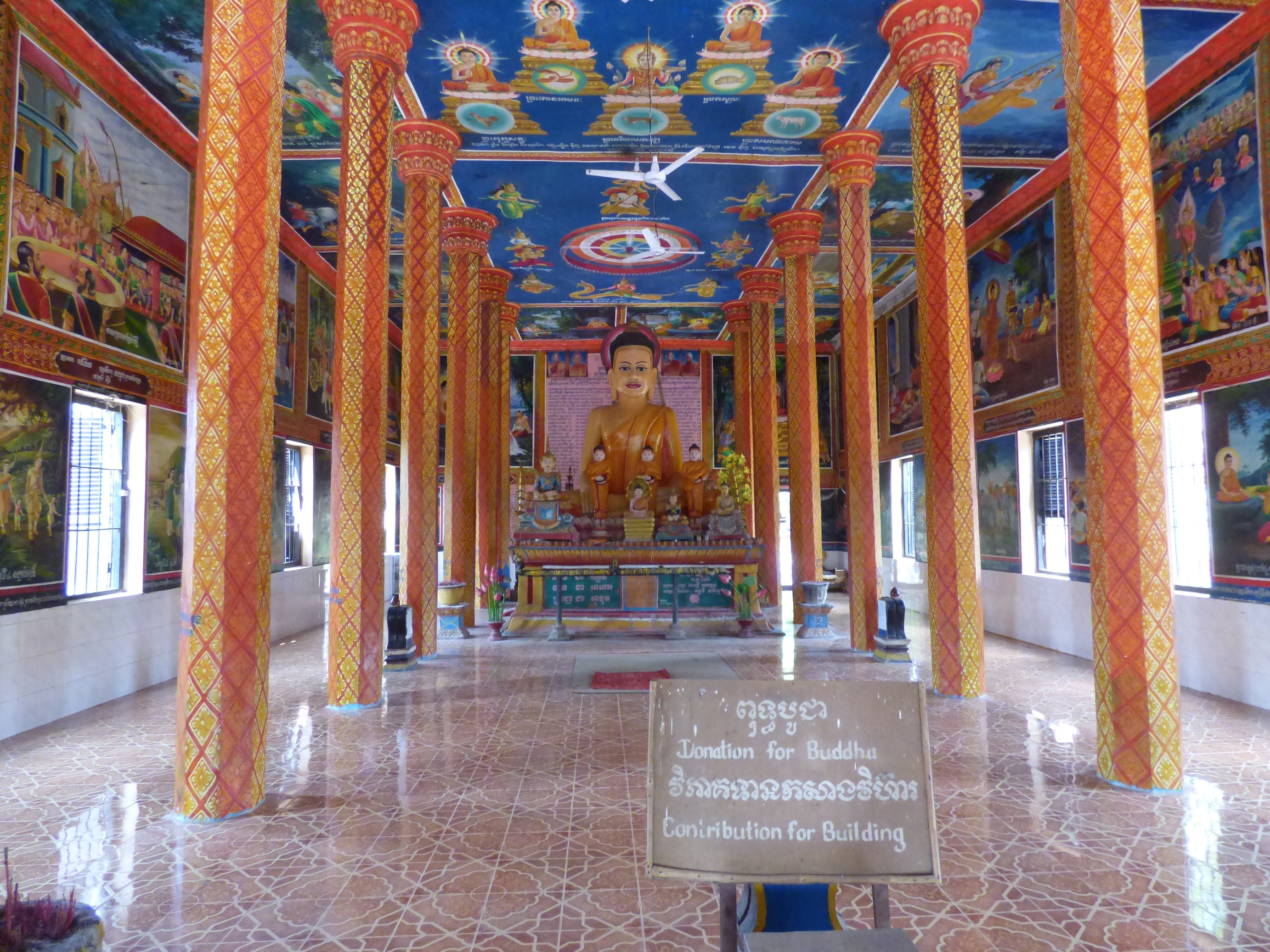 A pagoda díszes belső tere.