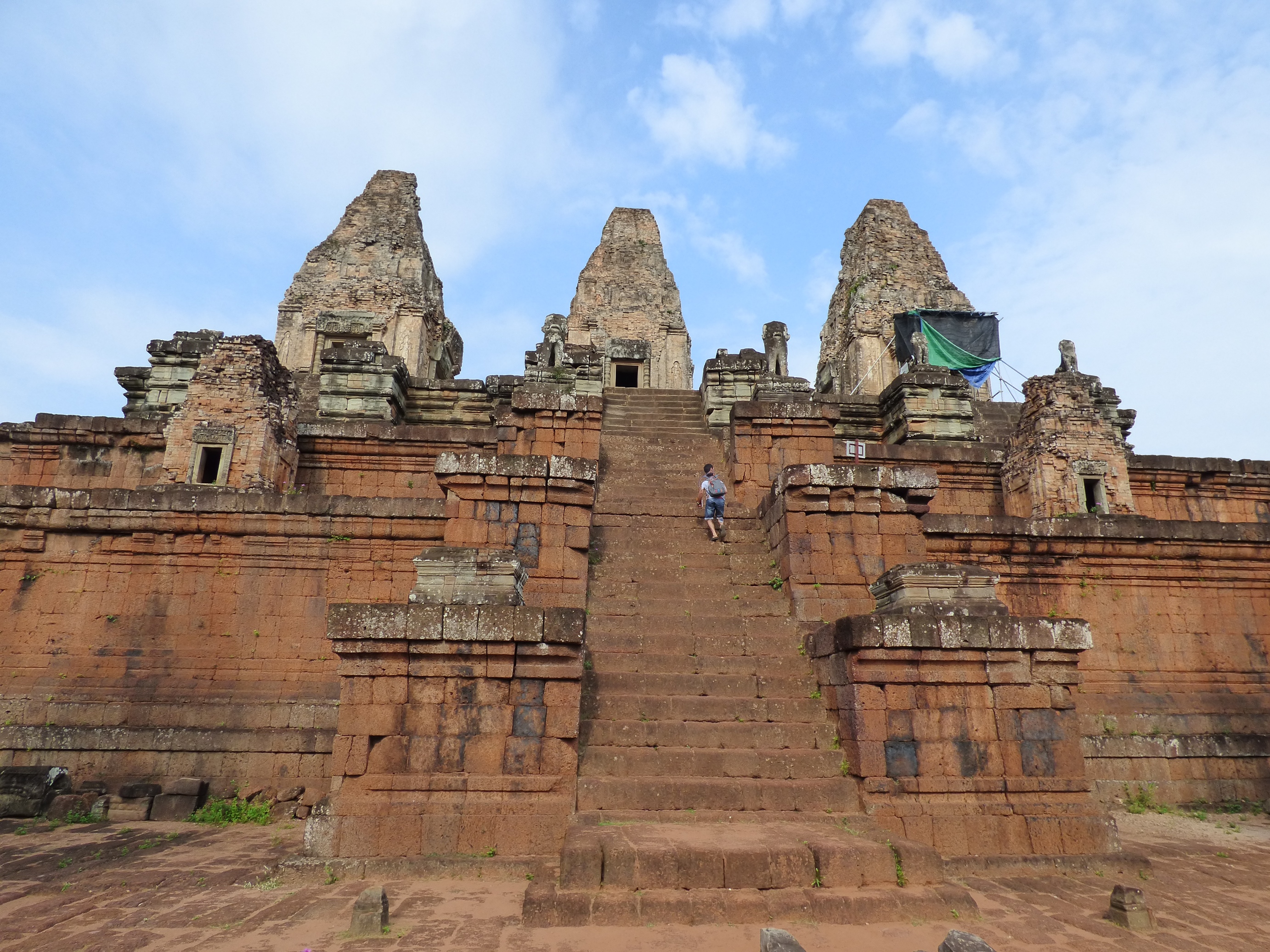 A mesterséges szigetre épült szimbolikus „templomhegy” központja a 3 szintes vörös téglából épült piramis templom.