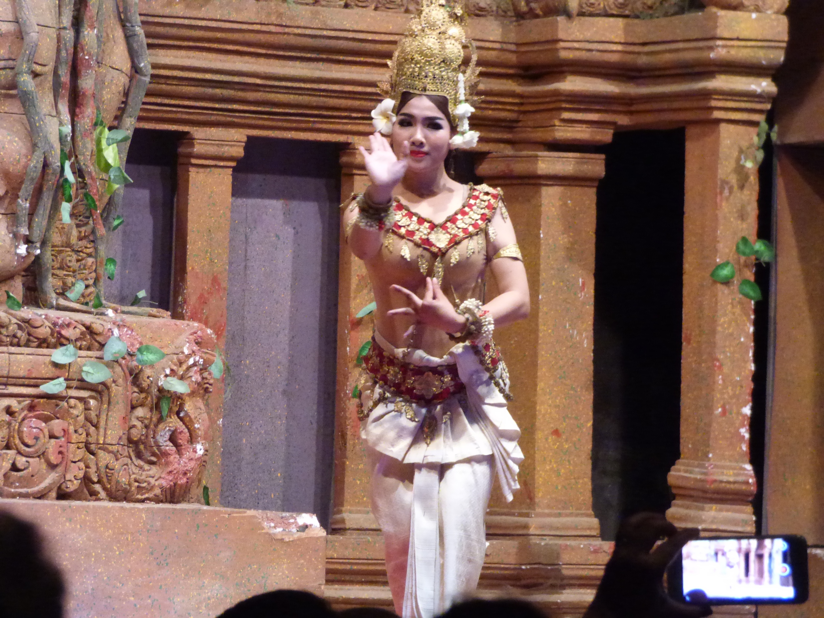 A mitológiai apszarák utódainak tekinthető táncosnők a khmer vallási ünnepeken, pompás öltözékben táncoltak. 