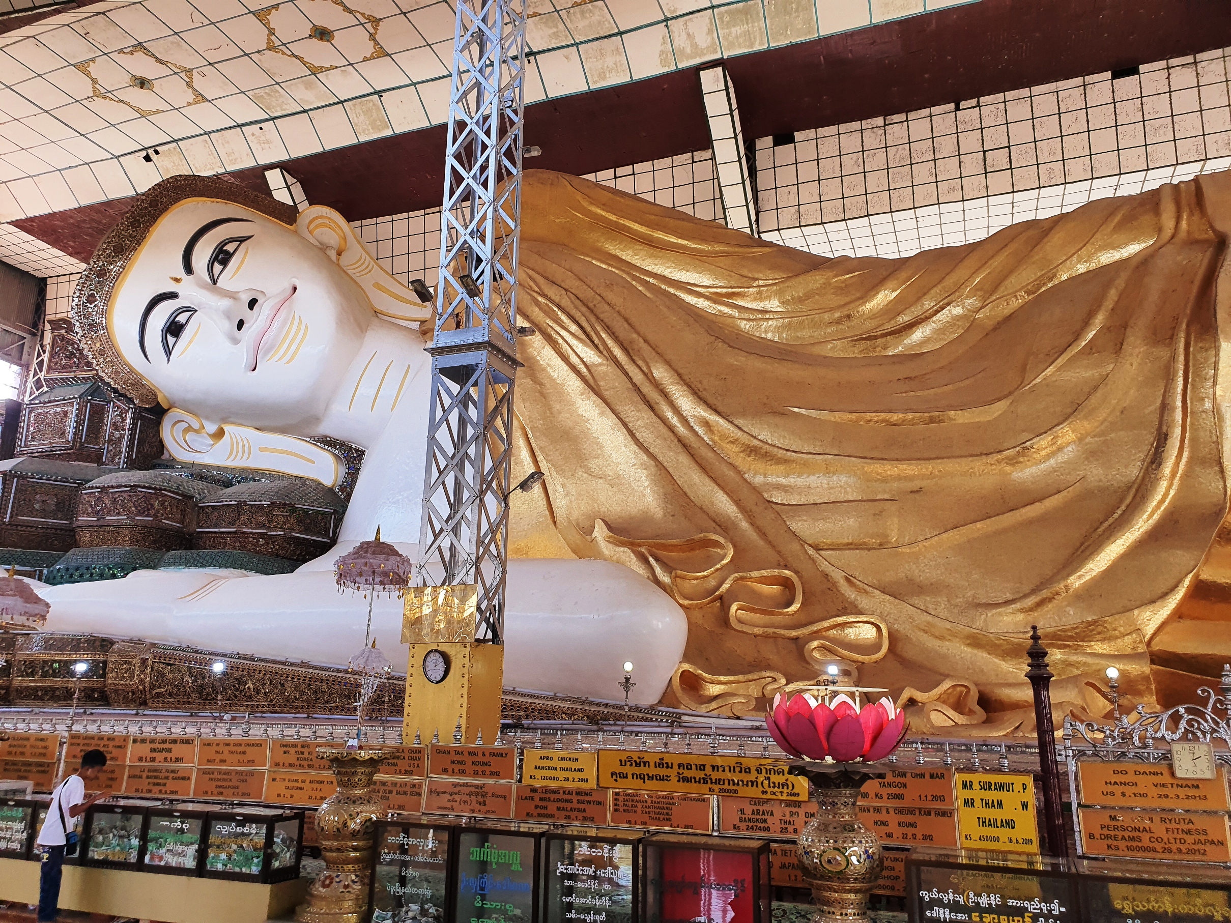 A Buddha előtt az üvegakváriumokban gyűlik a pénz, az adomány.