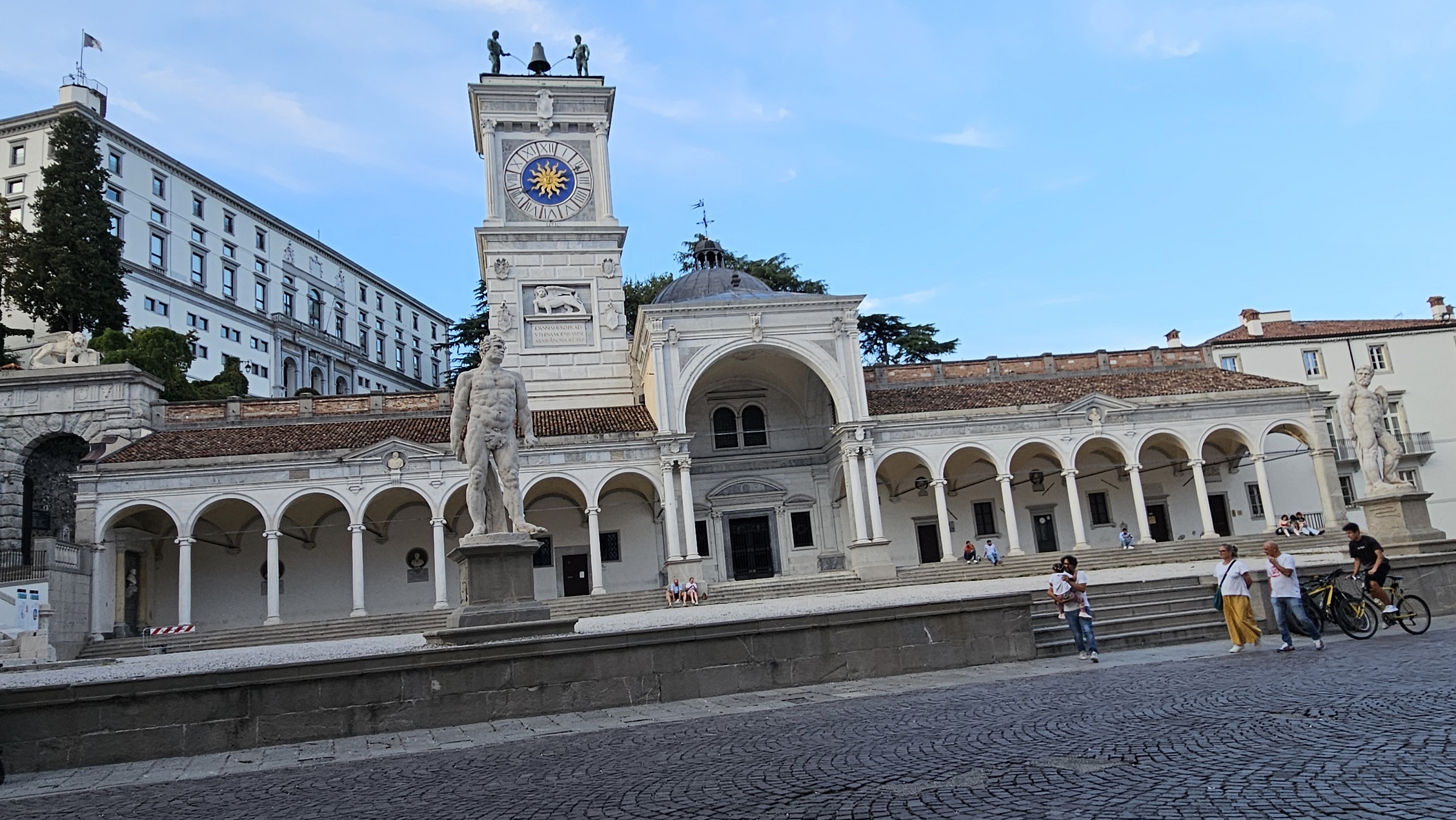 A Loggia di San Giovanni a vár alatt látható, melynek óratornya a velencei Szent Márk tér óratornyának másolata.