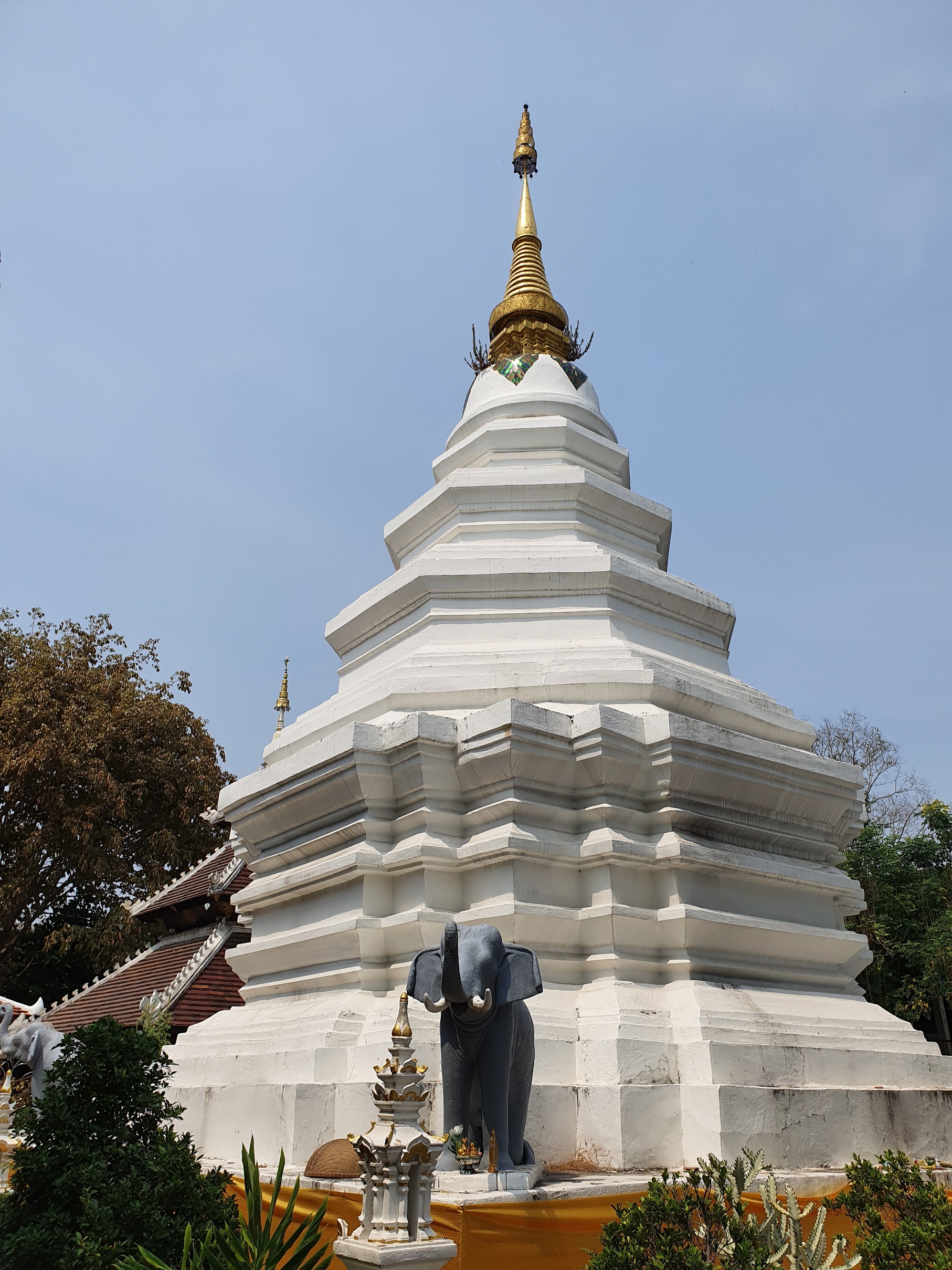 A hófehér chedi, ami Buddha relikviát őrzi.