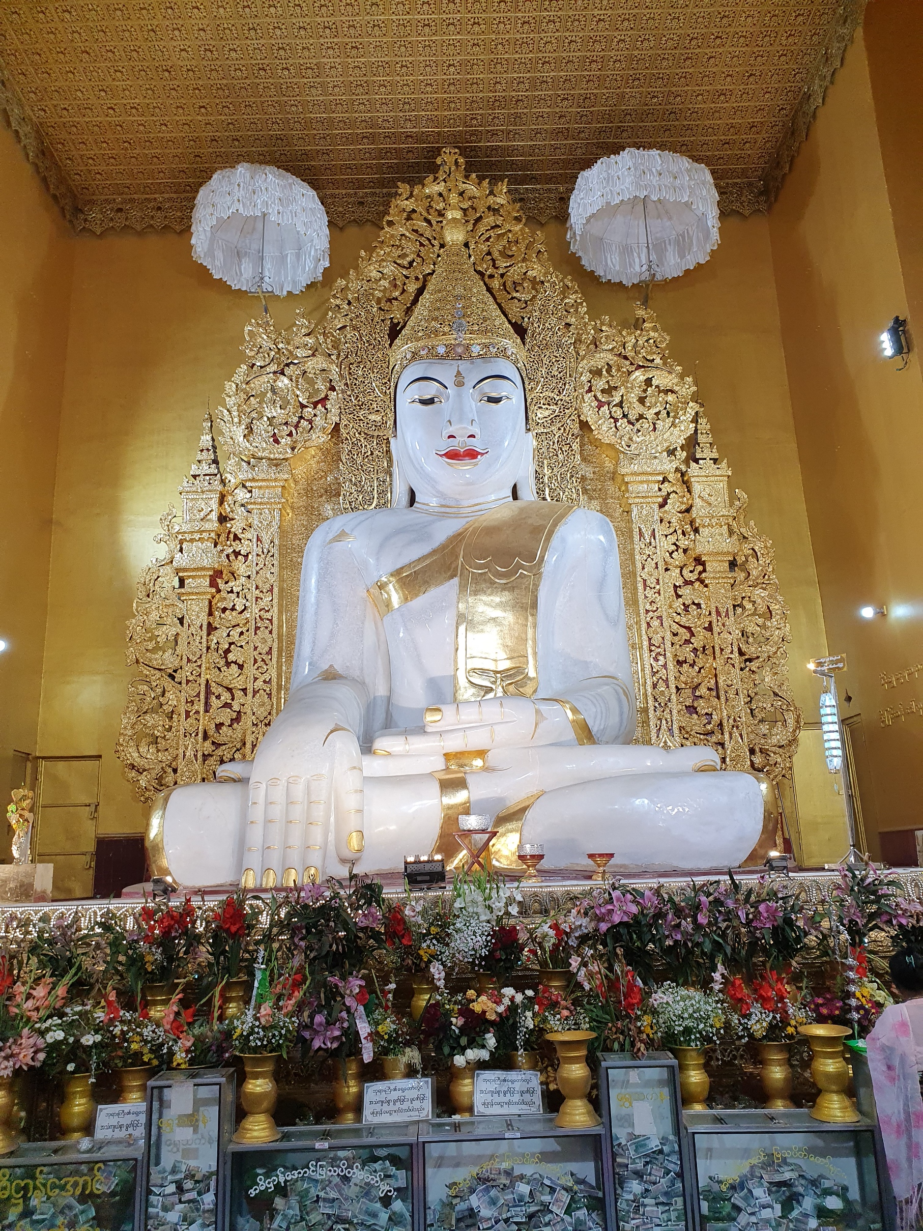 A központi épület főlátványossága a hófehér Buddha.