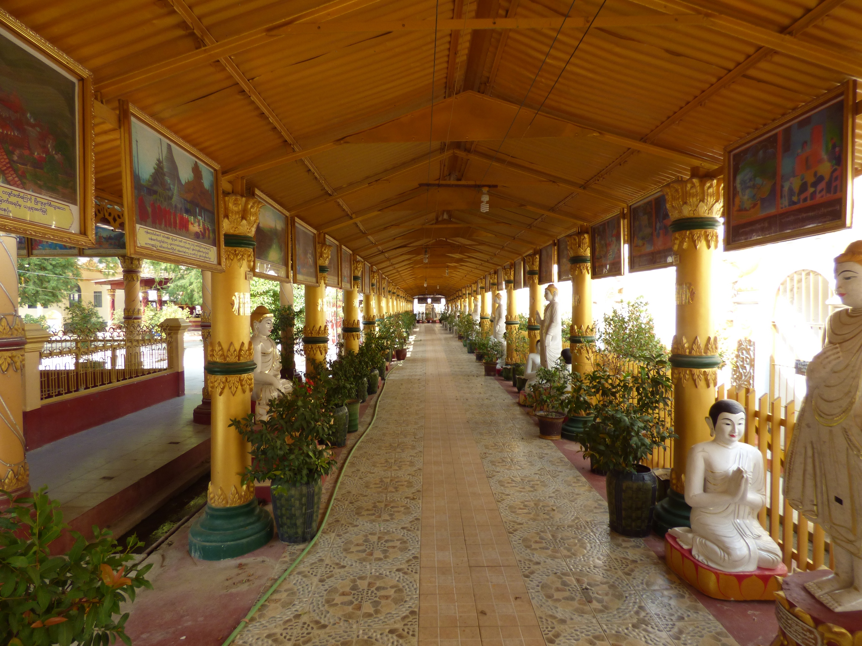 Kellemes a Buddhákkal szegélyezett fedett folyosókon sétálni és elmélkedni.