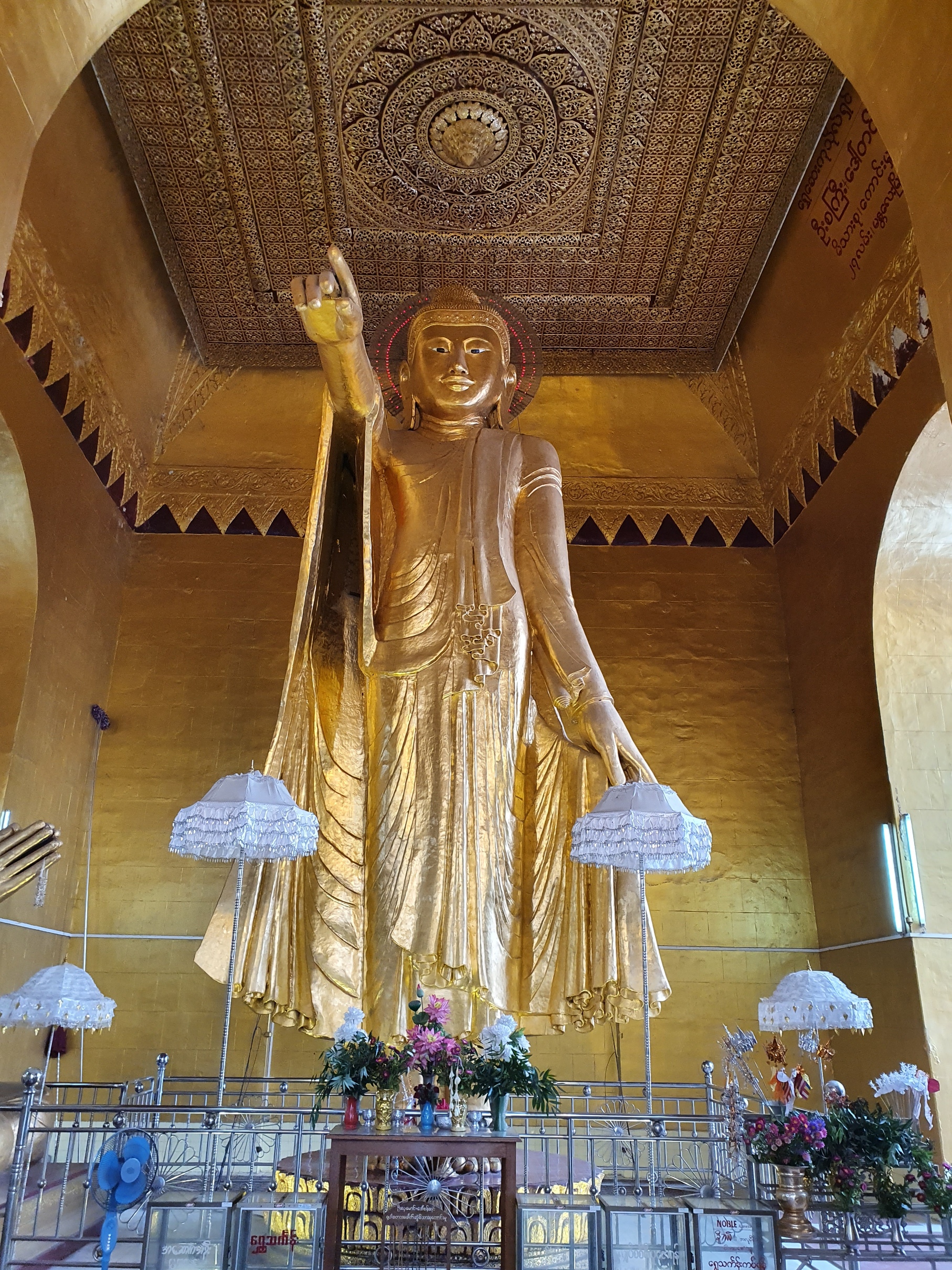 Az útirányt itt is egy aranyozott Buddha szobor mutatja.