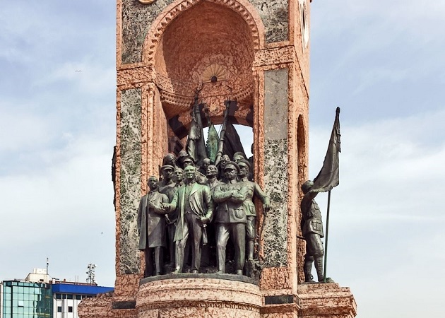 Előtérben Musztafal Atatürk, a modern Törökország megalapítója, mellette Mihail Frunze és Kliment Vorosilov szovjet tábornokok szobrai kifejezik a köszönetet a Törökországnak nyújtott szovjet segítségért. 