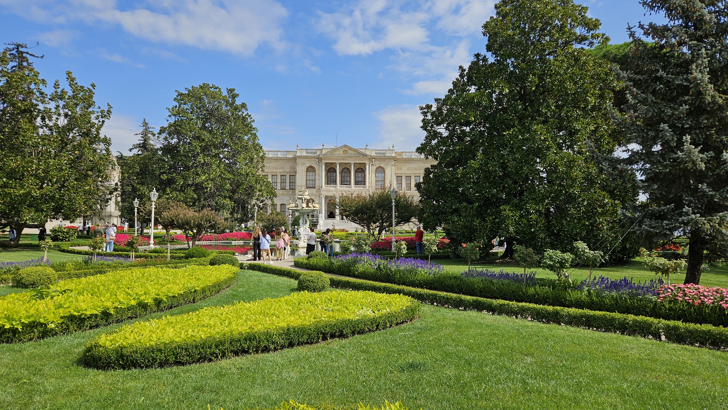 A palotát csodás park veszi körül.