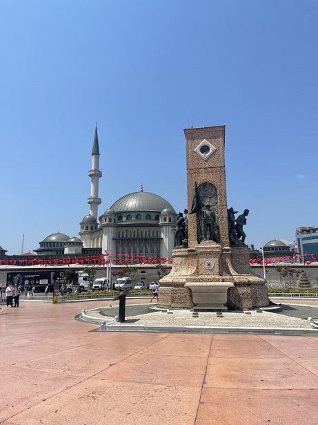 A tér közepén álló modern szobor mögött magasodik a Taksim mecset, egy építészeti gyöngyszem.