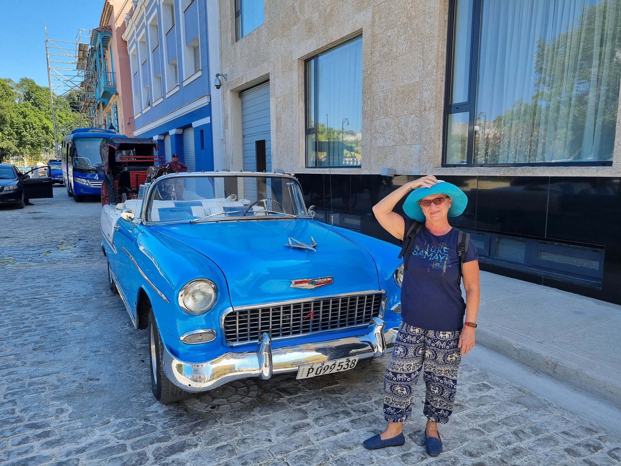 Kék autó, kék ruha. Pont ehhez az autó színéhez öltöztem. :)