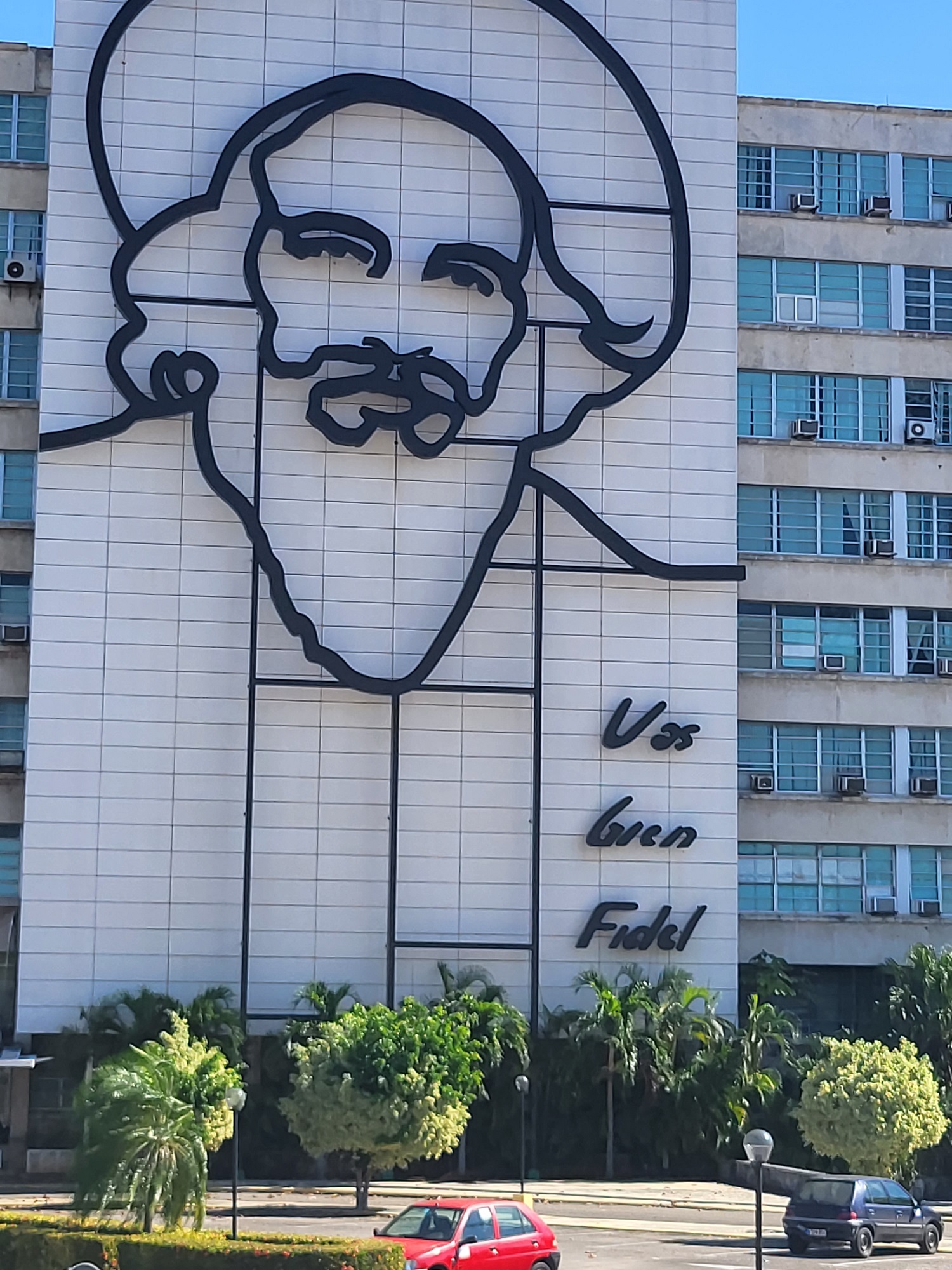 Bár mindenki azt hiszi, hogy ő Fidel, de nem. Ő Camilio Cienfuegos, aki szintén nagy szerepet játszott a forradalom győzelmében.