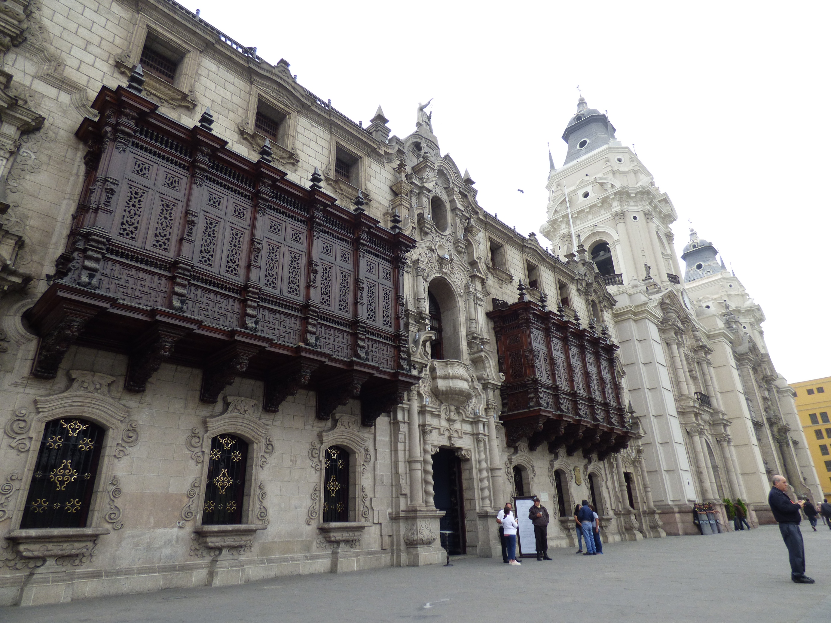 A spanyol koloniális építkezés jellegzetessége a zárt, gazdagon faragott fa erkély.