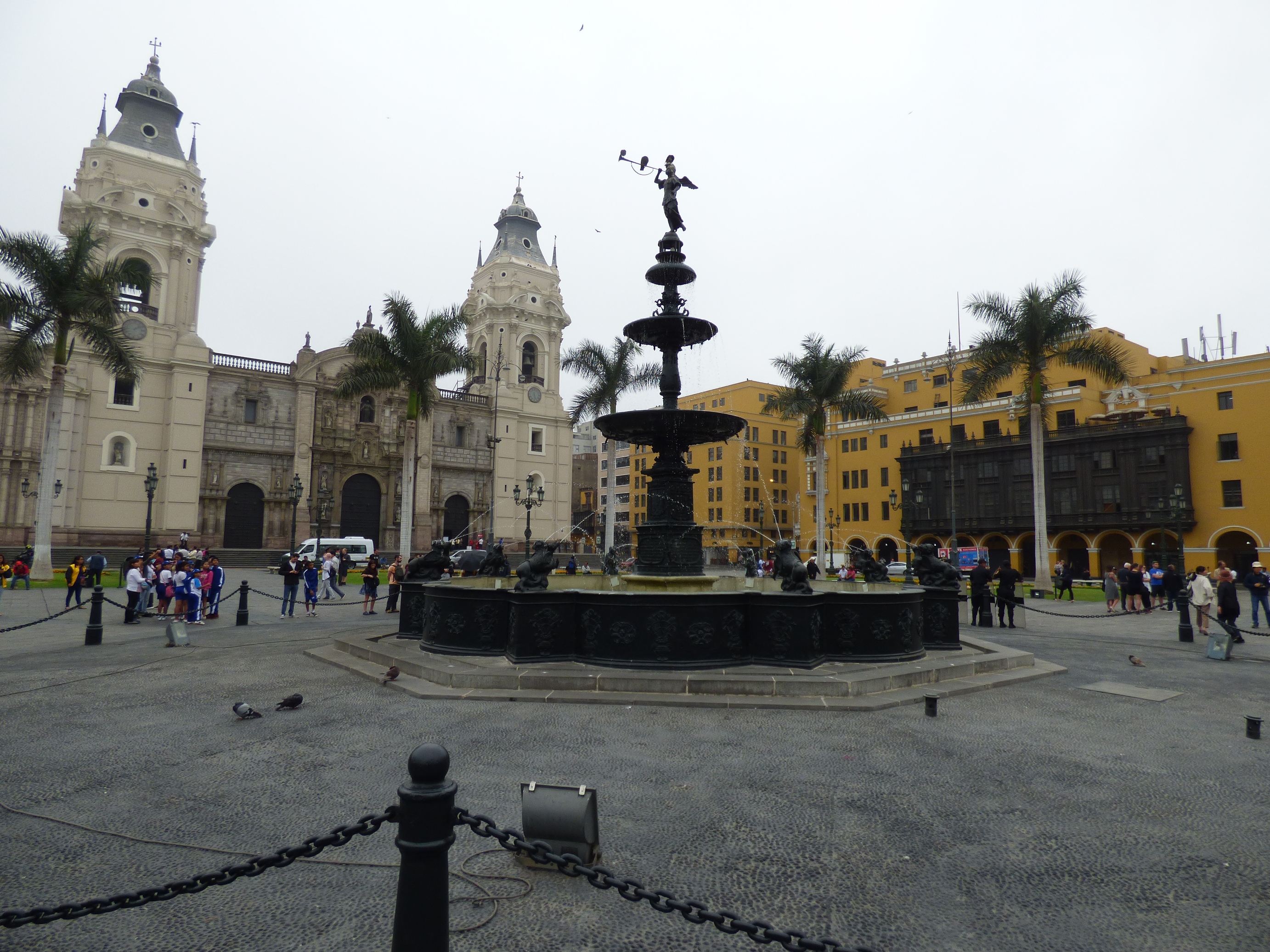 A főtér közepén a bronz szökőkút.