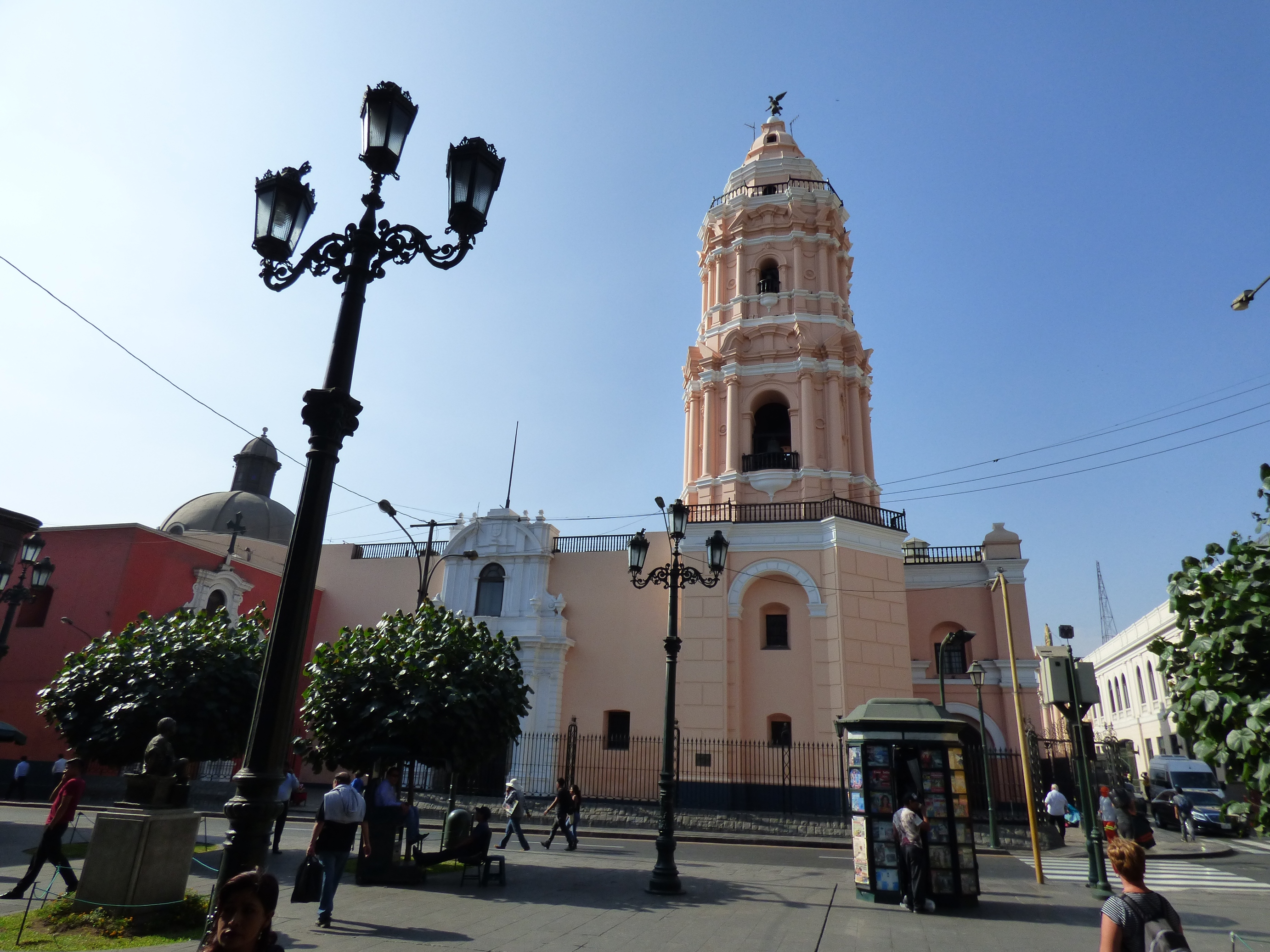 A Santo Domingo templom rózsaszín tornya mindenhonnan jól látható.