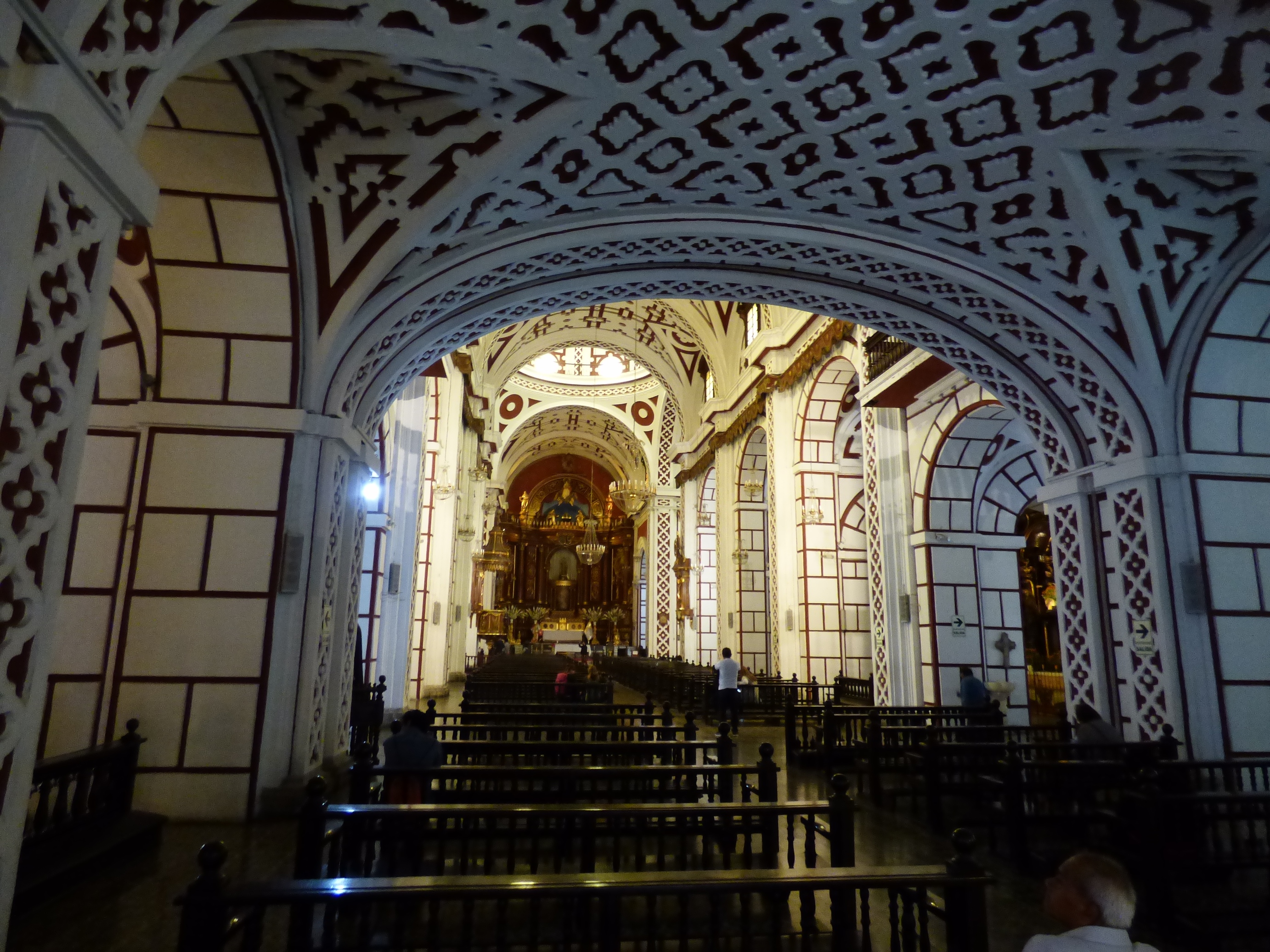 Mivel a spanyol alkirálynak ez a templom volt a kedvenc imádságos helye, ezért a templom bőkezű adományokat kapott Peru ezüst- és aranybányáiból.