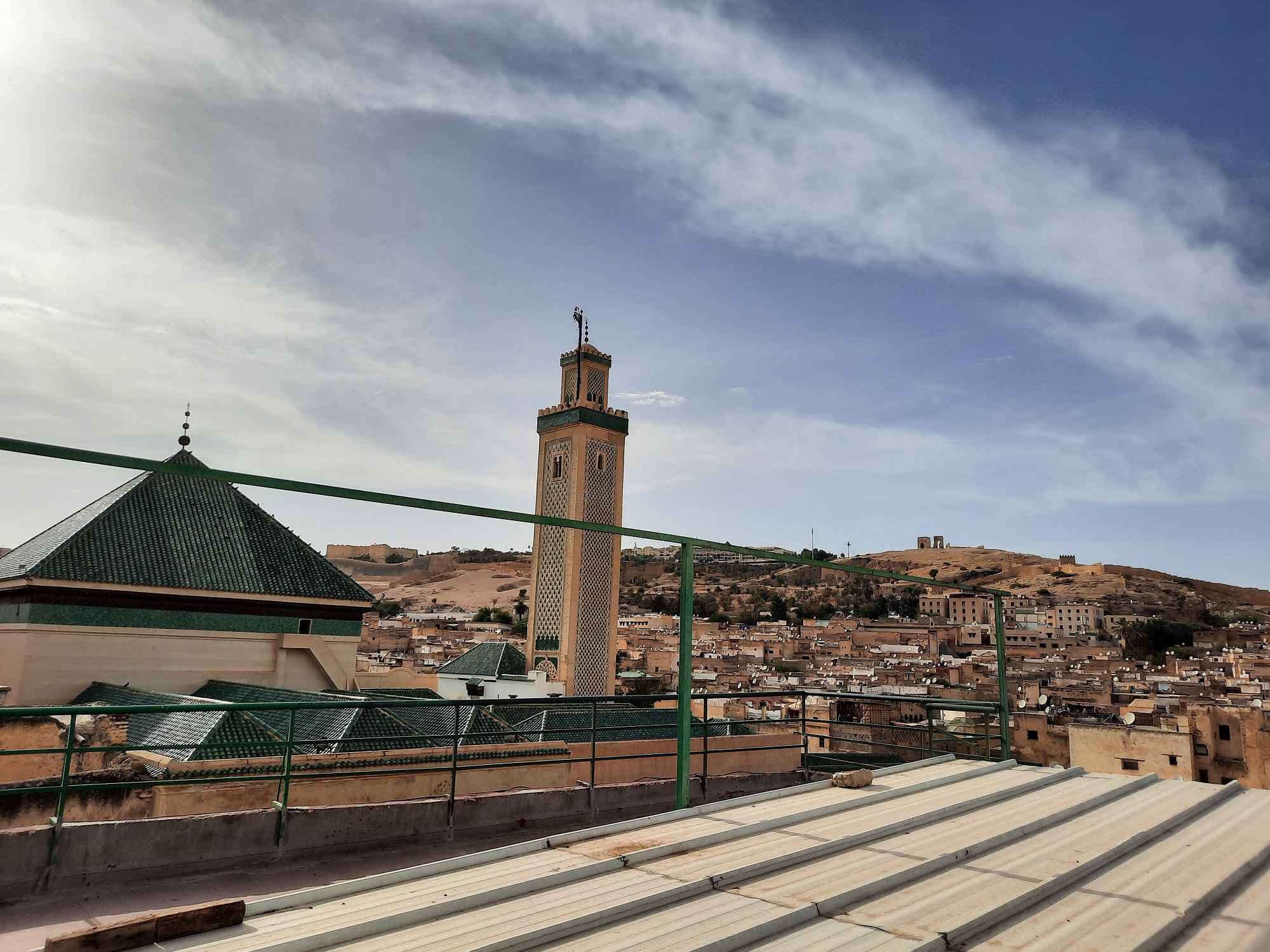 Az Al-Kairaouine-mecsetet 859-ben alapították, rácsos minaretje és zöld cseréptetők sorozata látható a háztetőkről.