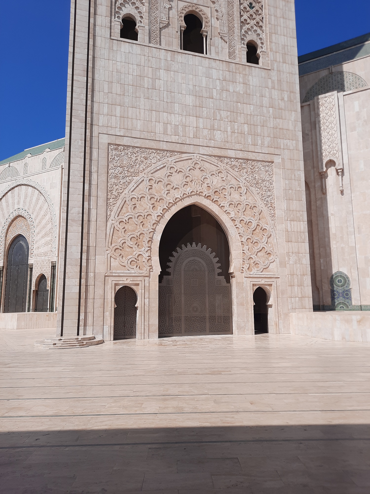 A nők és gyerekek ezen a kapun hagyhatják el a mecsetet.