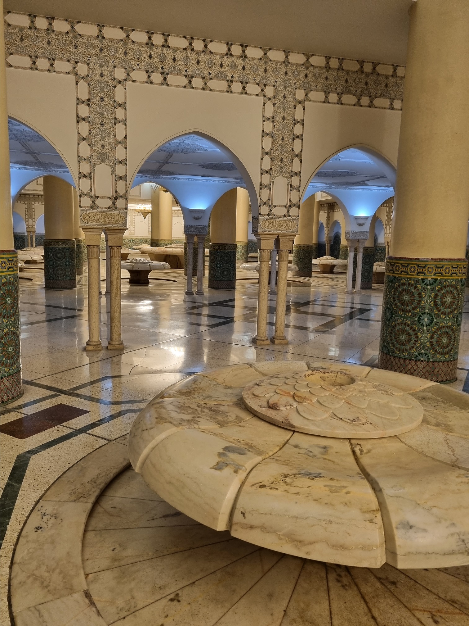 A mecset aljában található a rituális mosakodáshoz használt kutak tömkelege.