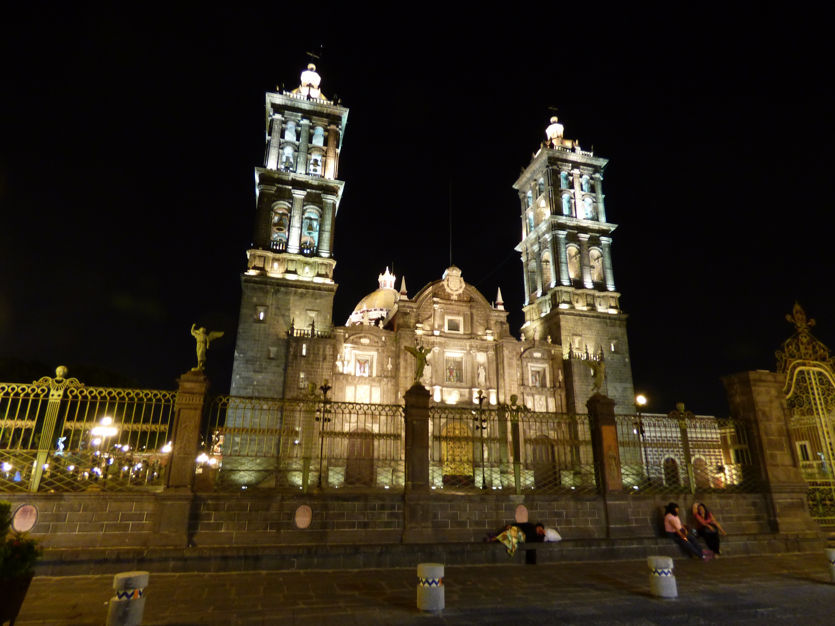 Pueblai katedrális éjjel.