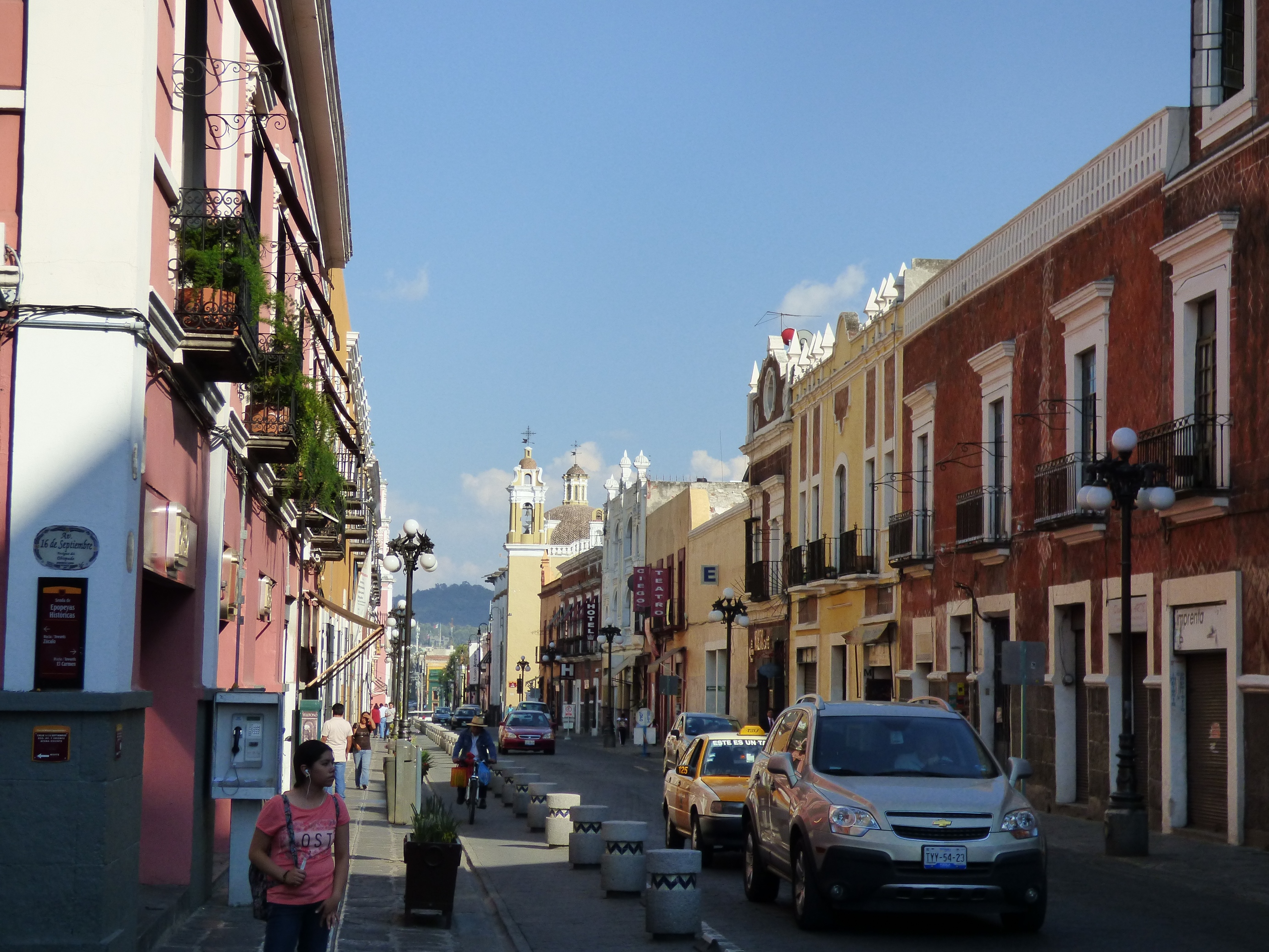 Pueblai utcakép.