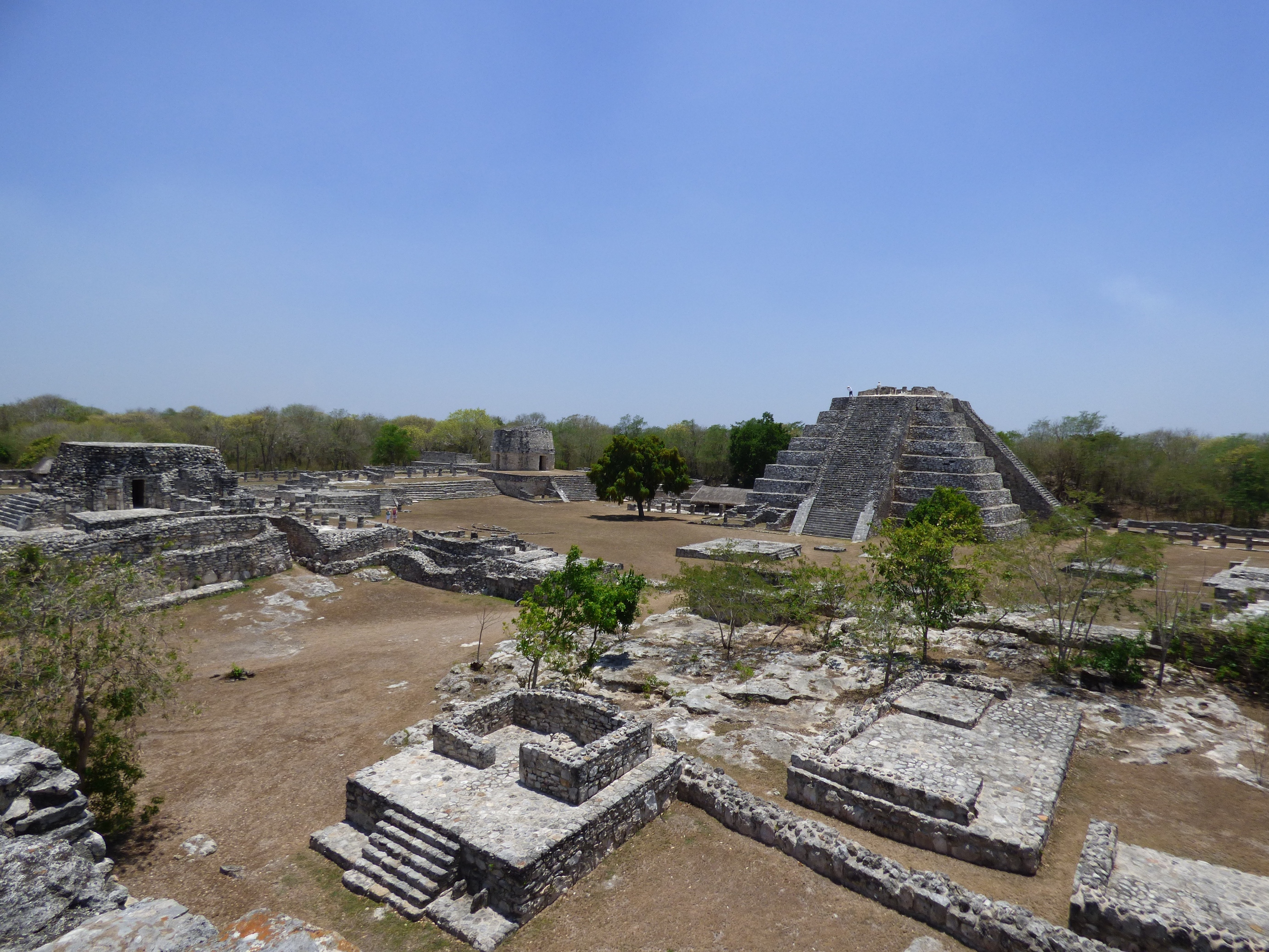 Mayapan- a nehezen megtalált maya ásatás. Szikrázik a levegő, hőség, víz sehol.