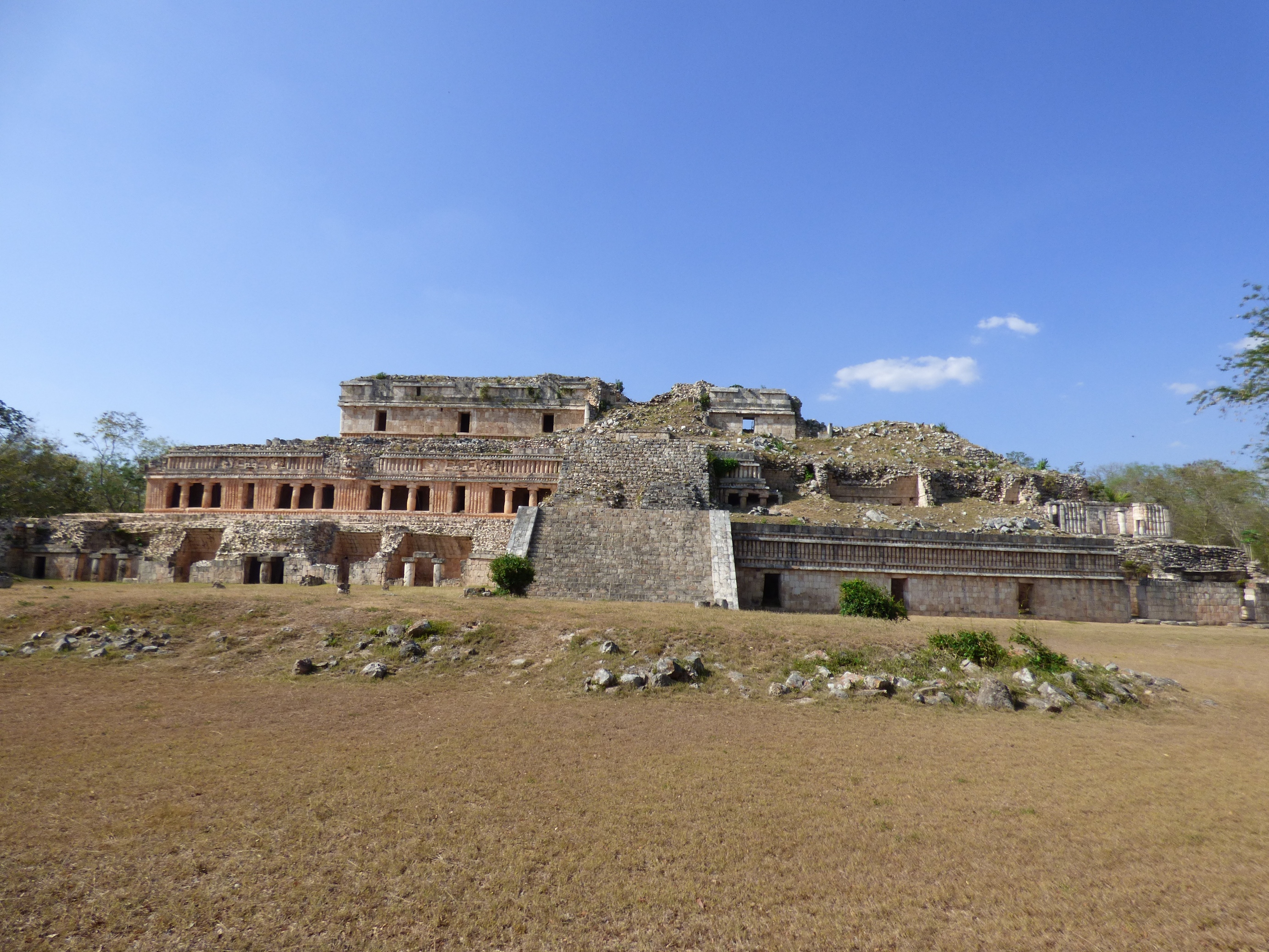 Gran Palacio baloldala felújítás után, a jobb még restaurálásra vár.