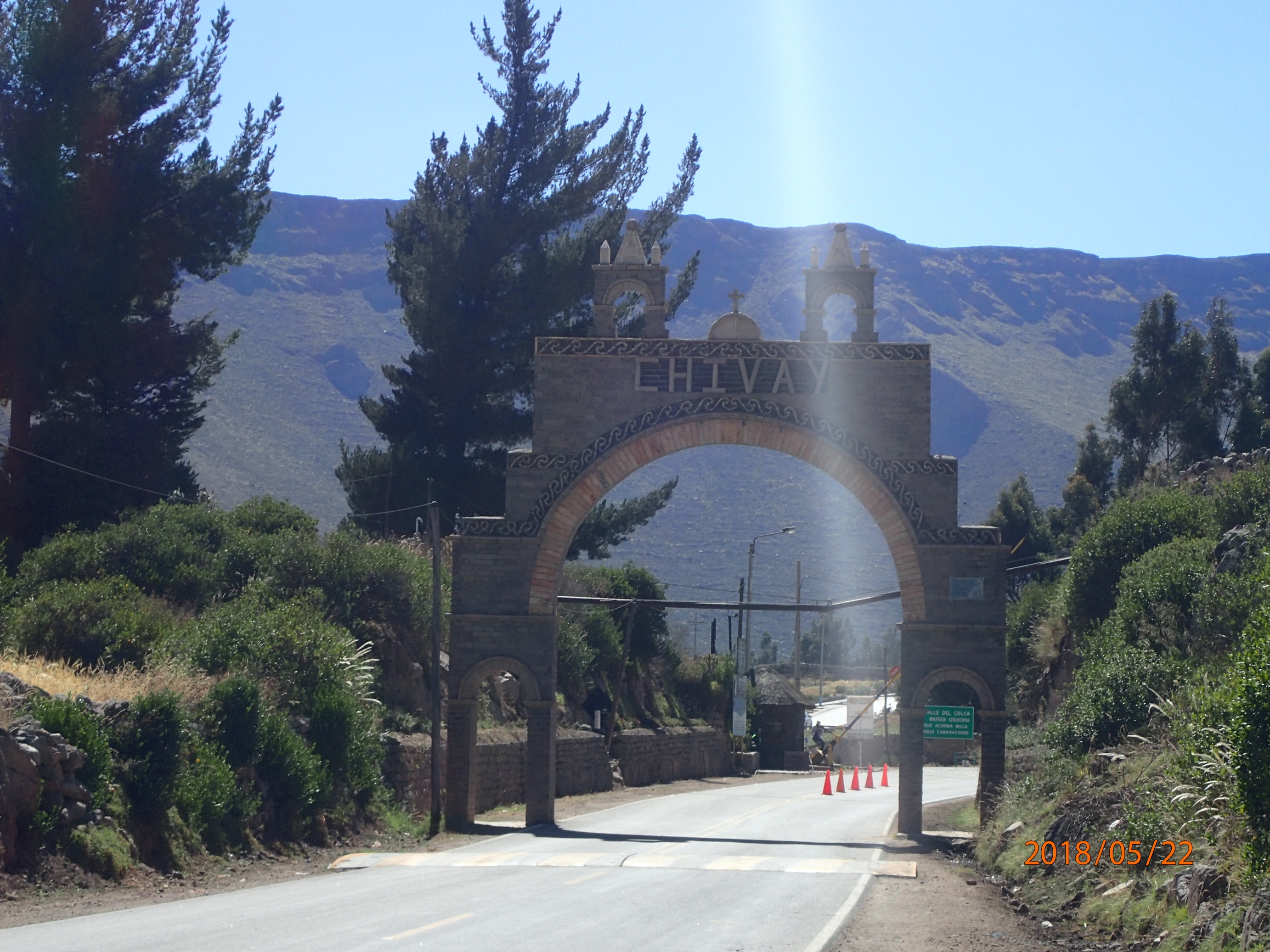 Ilyen kapuk vannak a falvak bejáratánál. Ez Chivay kapuja.