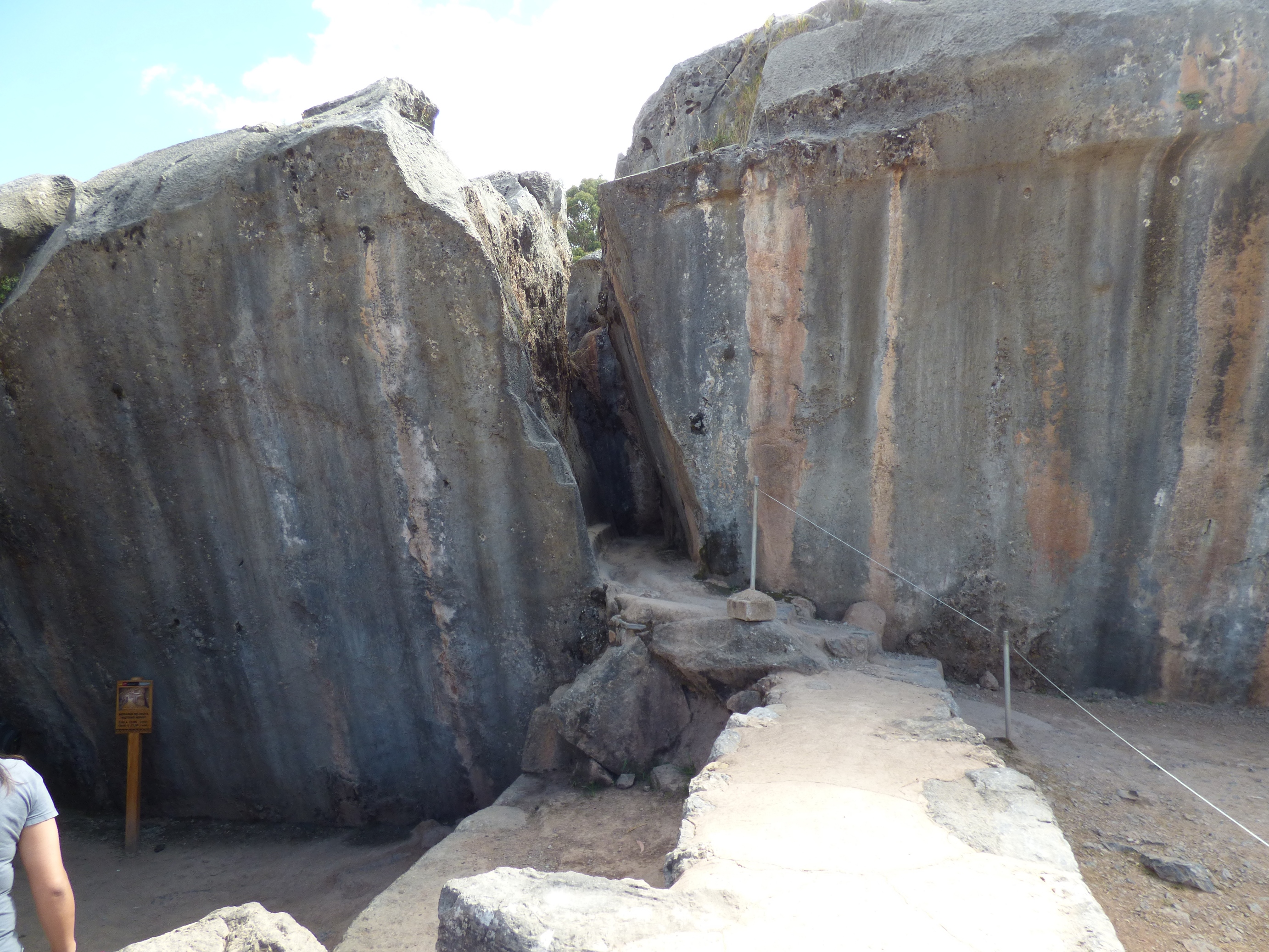 A szűk hasadékok egy barlanghoz vezetnek,ahol egy kőoltár található, amin áldozatokat mutattak be. 
