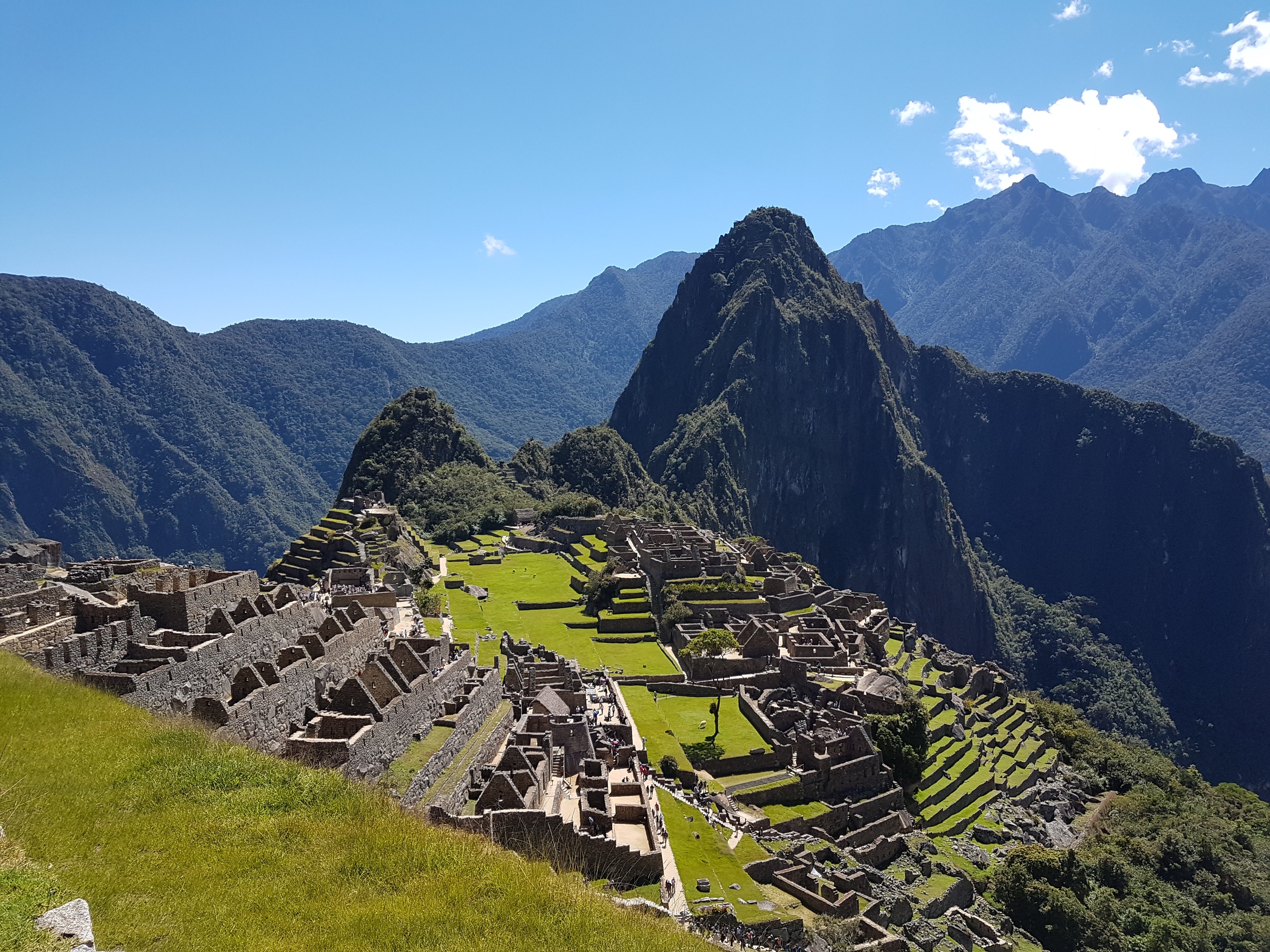 Mint a képeslapokon. És a valóságban is ilyen. A romok és teraszok mögött látható a Huayna Picchu nevű hegycsúcs, ami egy fekvő indián arcát ábrázolja.