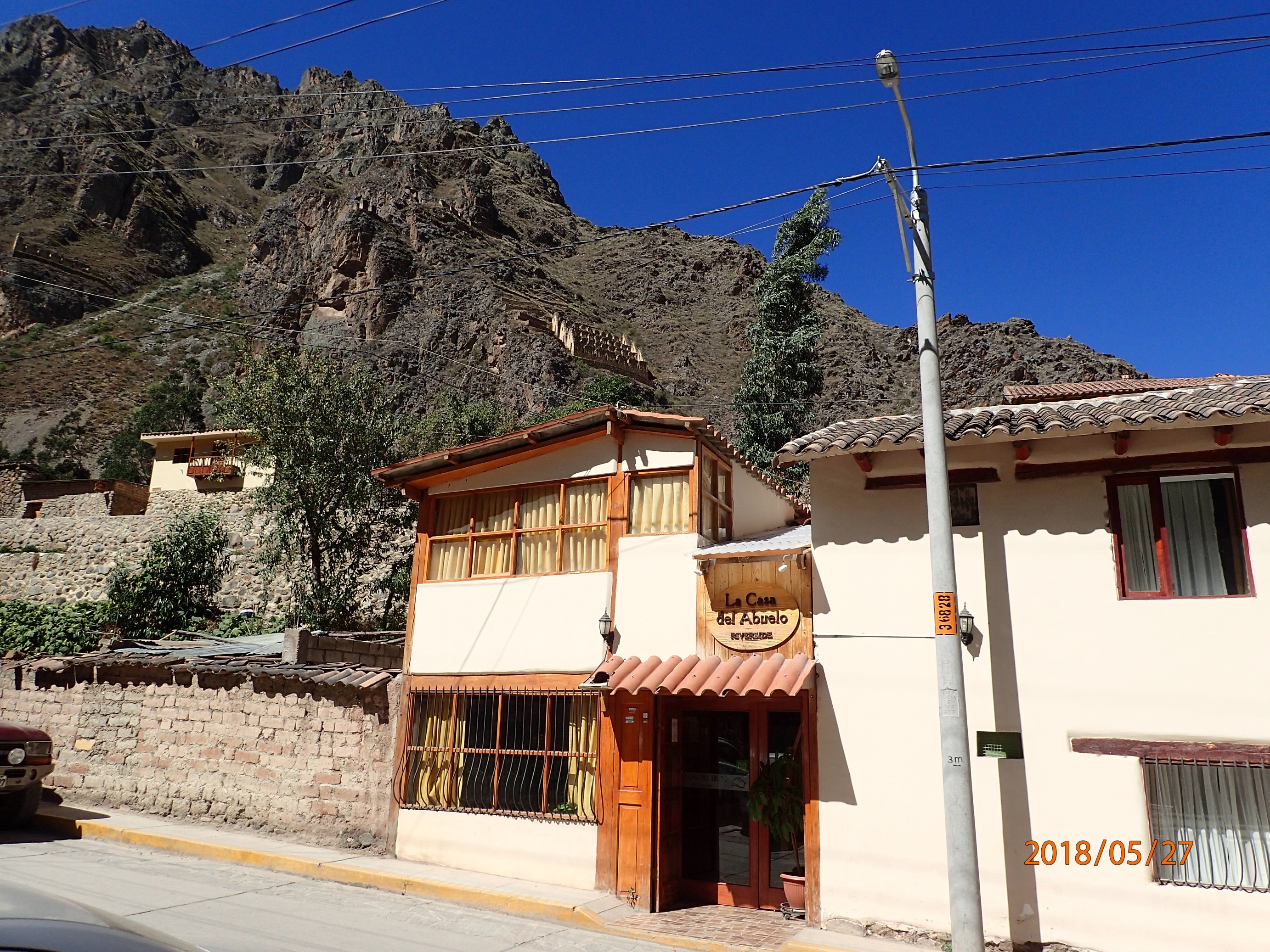 A szálloda kívülről jól nézett ki és felette a hegyen Pinkuylluna, inka raktárak épületei.