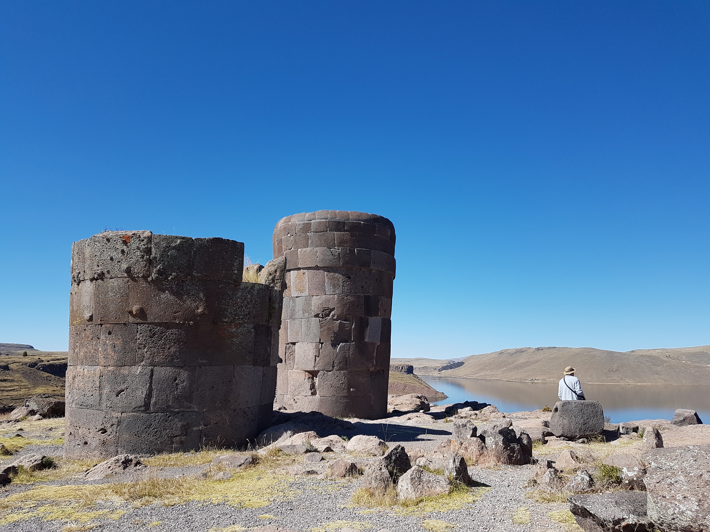 Chulpák - a henger alakú temetkezési tornyok. Az inkák előtt itt élő colla nép építette nemes halottaiknak.