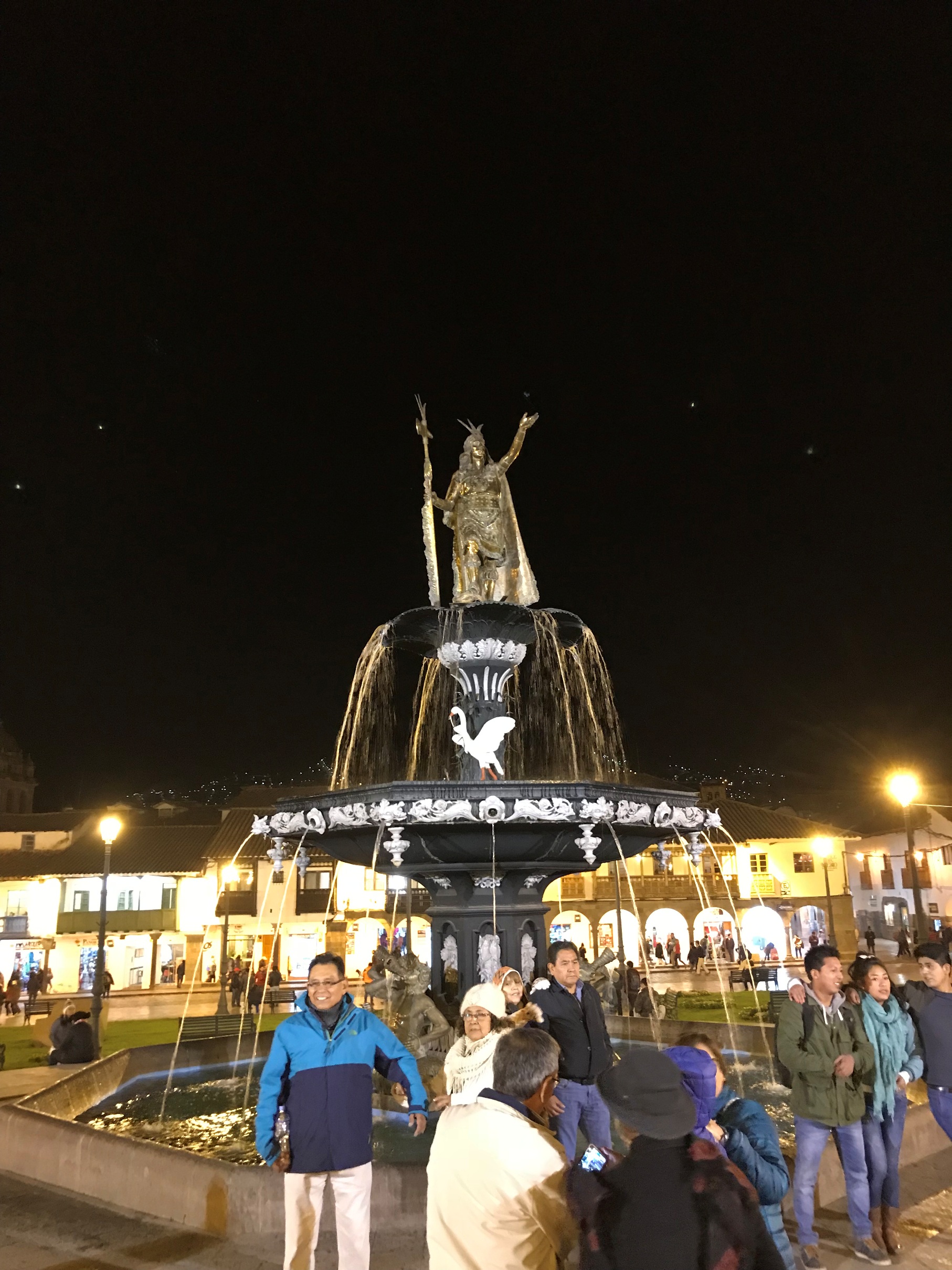 Cusco alapítójának szobra a tér közepén álló szökőkút tetején.