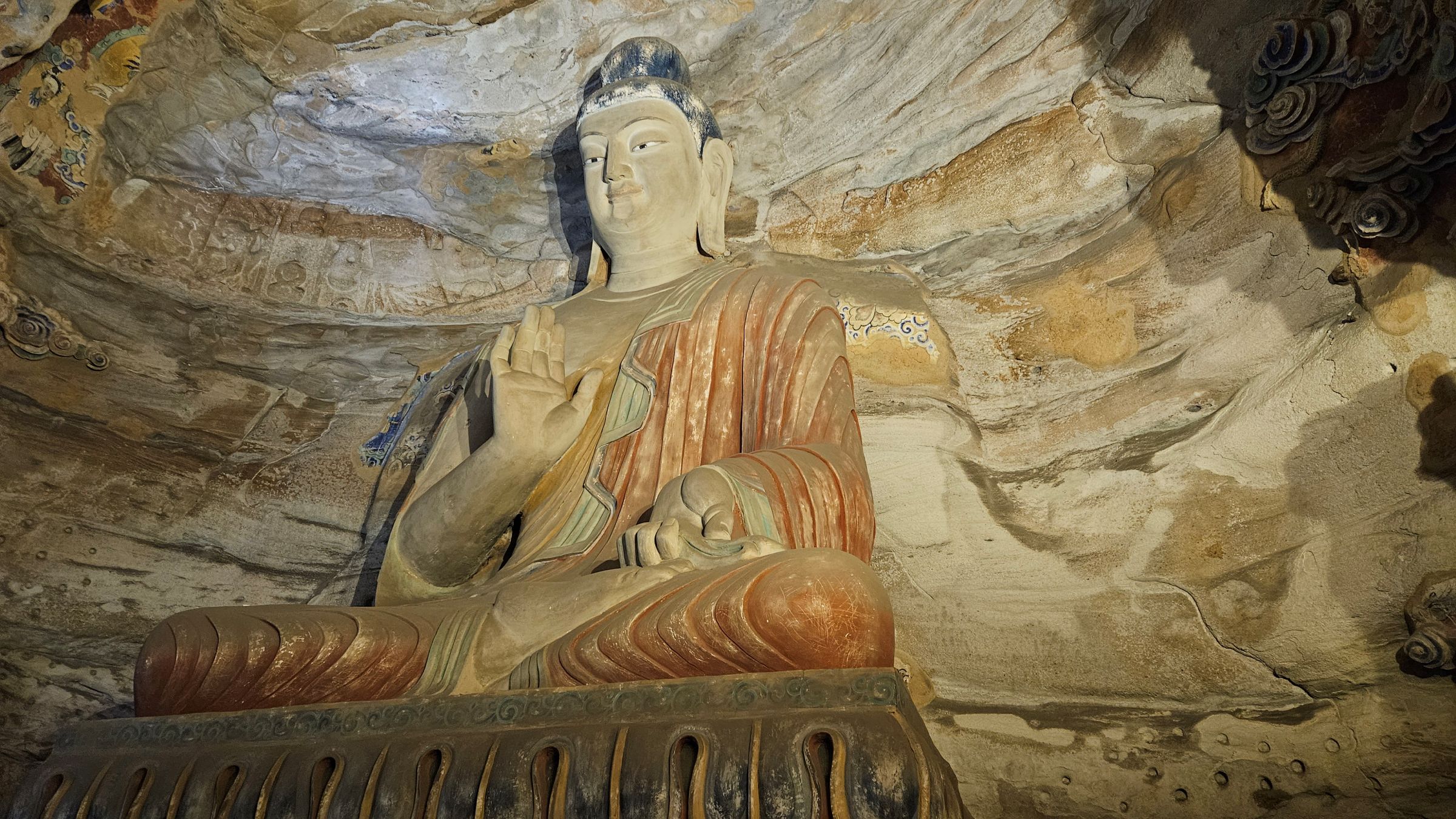 Belső pagodák színes Buddhái.