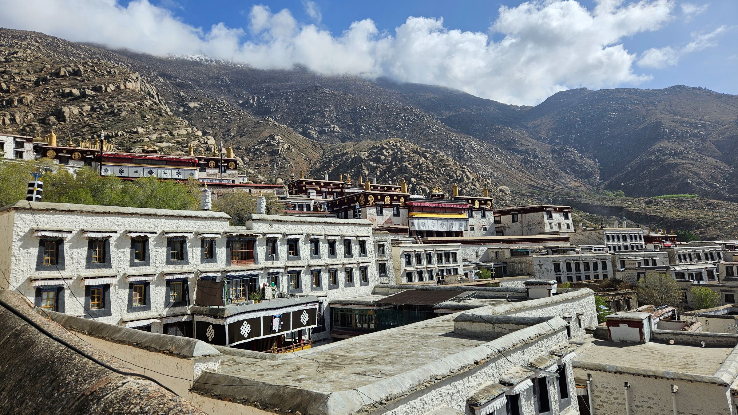A kolostor jellegzetes tibeti stílusú épületei.