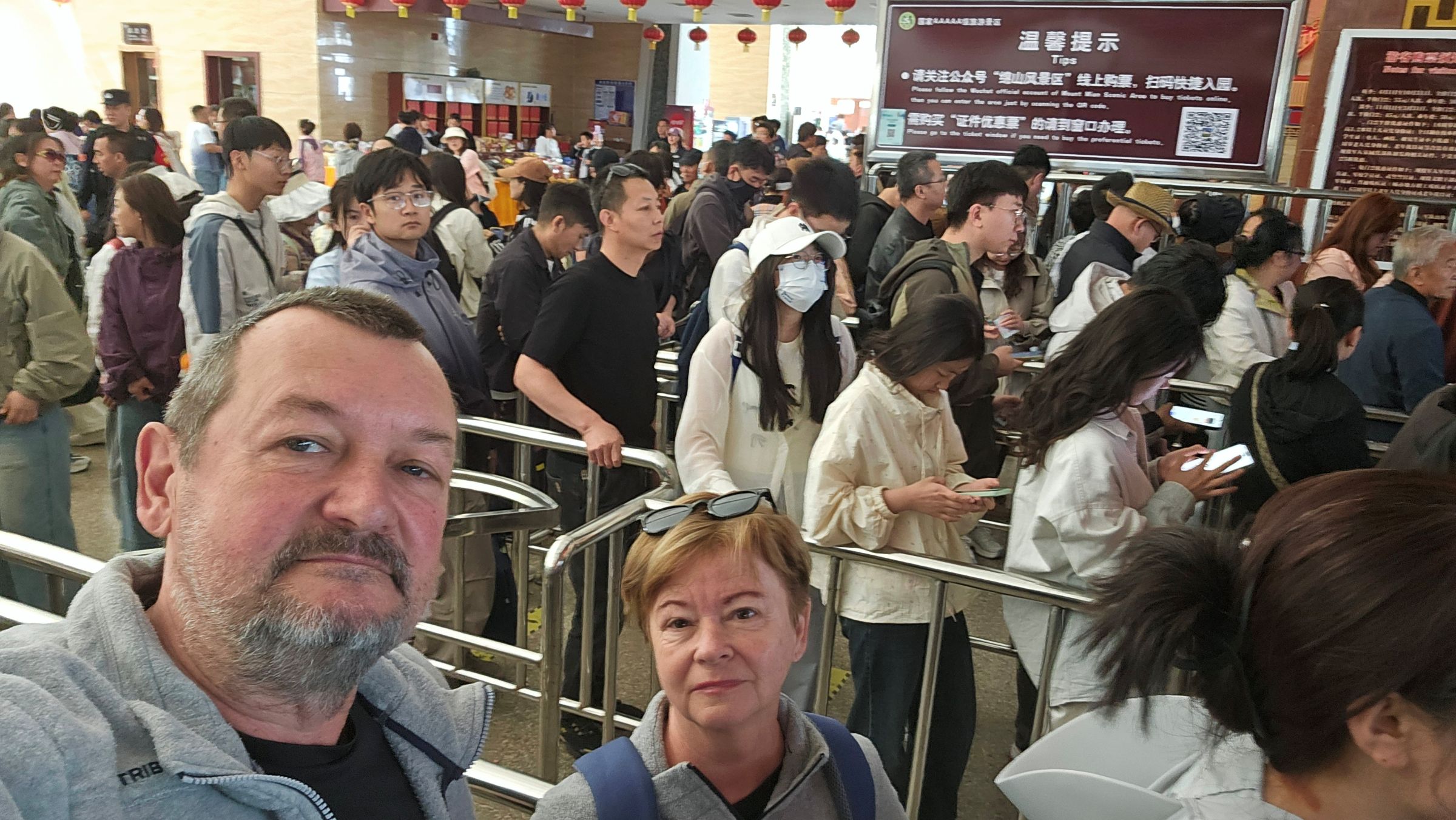 Hosszú sorbaállás a jegyekért.