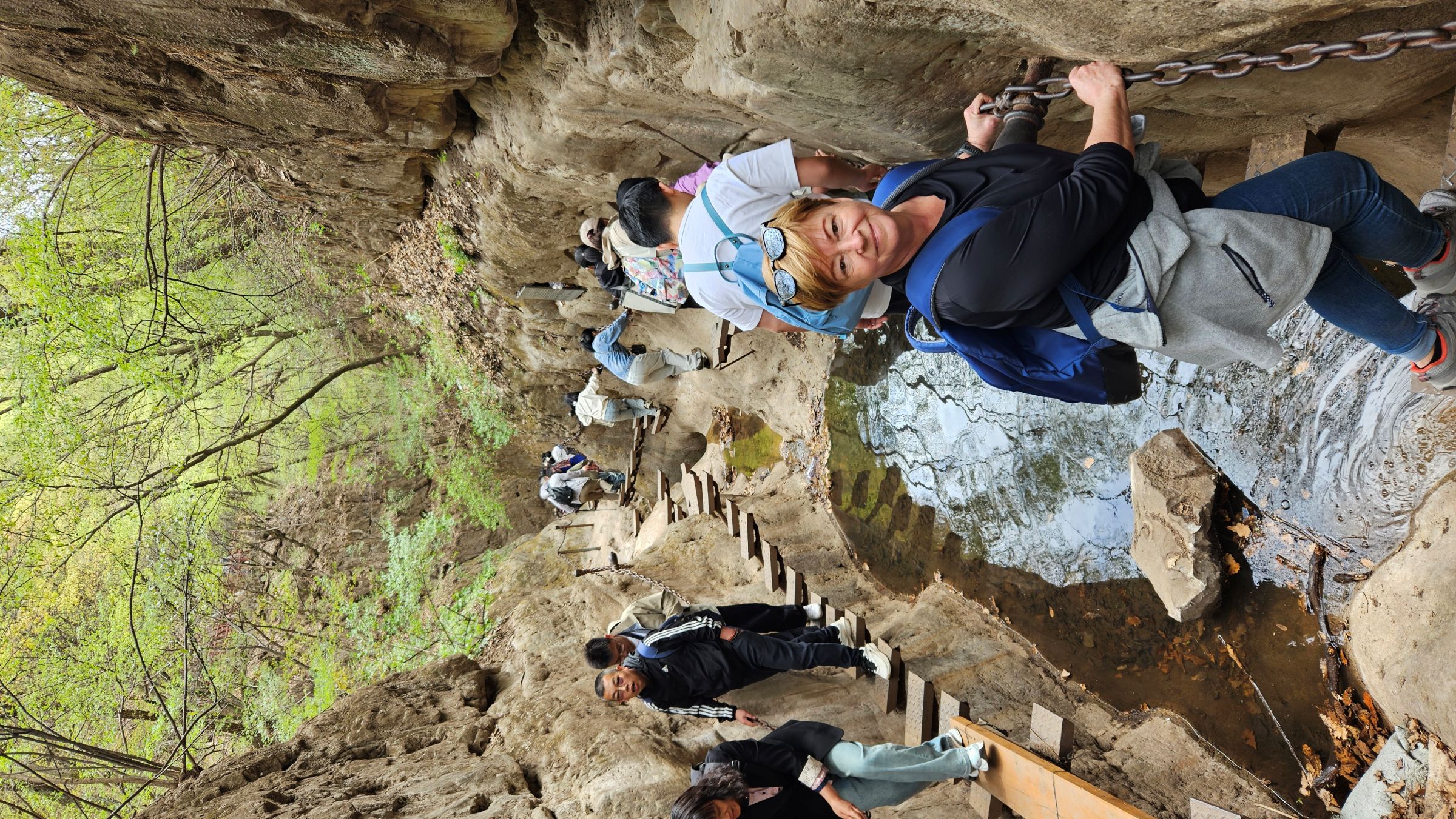 Via ferrata - vasalt utak Kínában, vas lépcsőkön haladunk és persze alattunk a folyó. Érdemes a lábunk elé nézni!