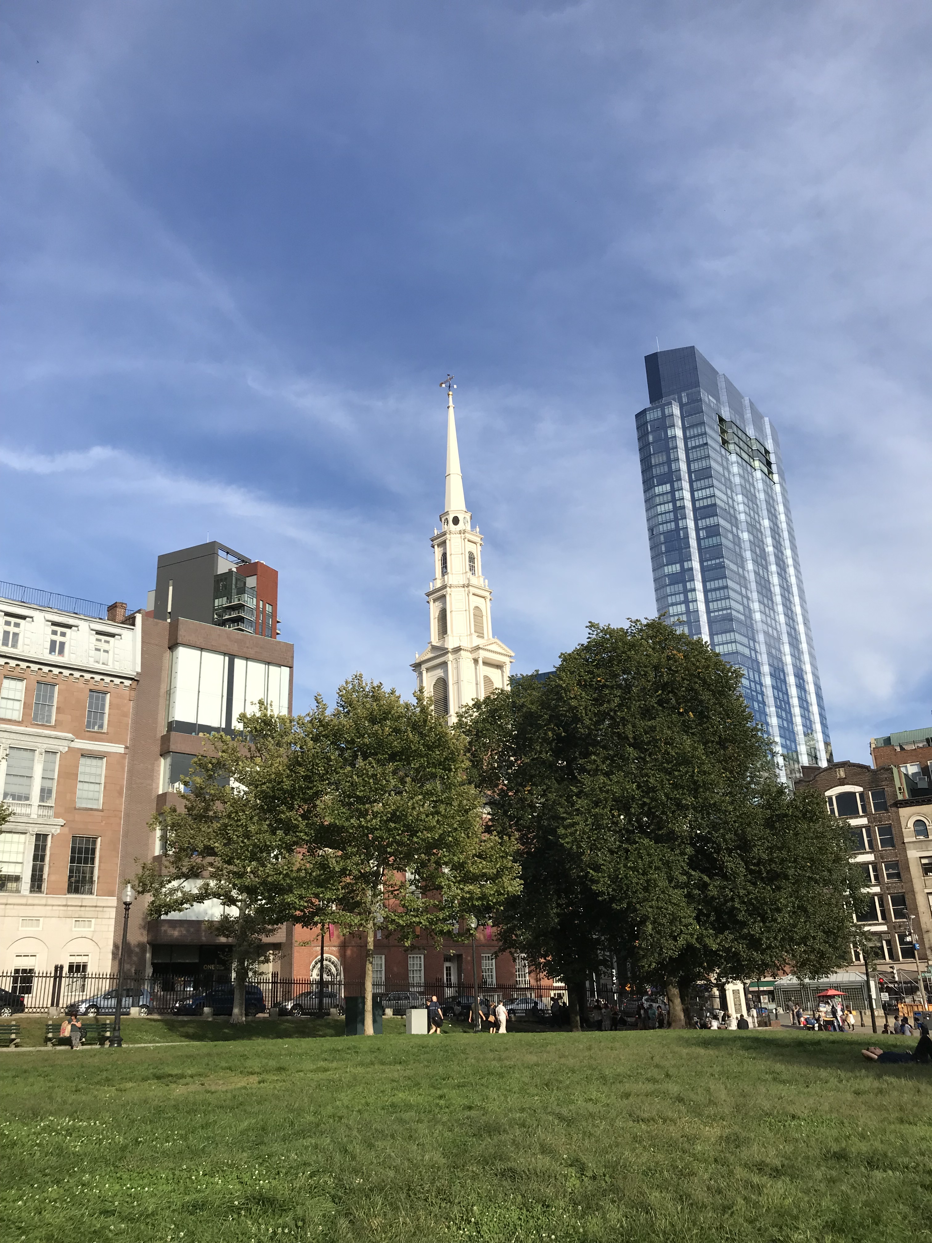 A park sarkán, a felhőkarcolók között bújik meg Parc Street Church. 1809-ben alapították, és építésének idején Boston legmagasabb épülete volt. 