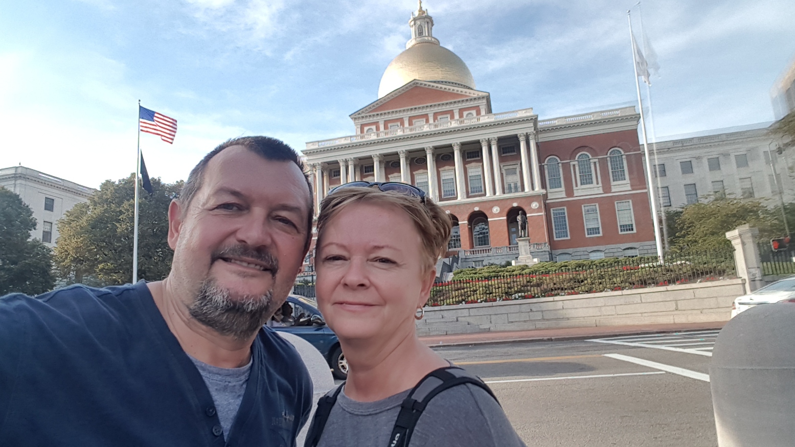 Mögöttünk Massachusetts kormányzósági épülete. A kupolát először szürkére, majd halványsárgára festették, mielőtt 1874-ben bearanyozták.