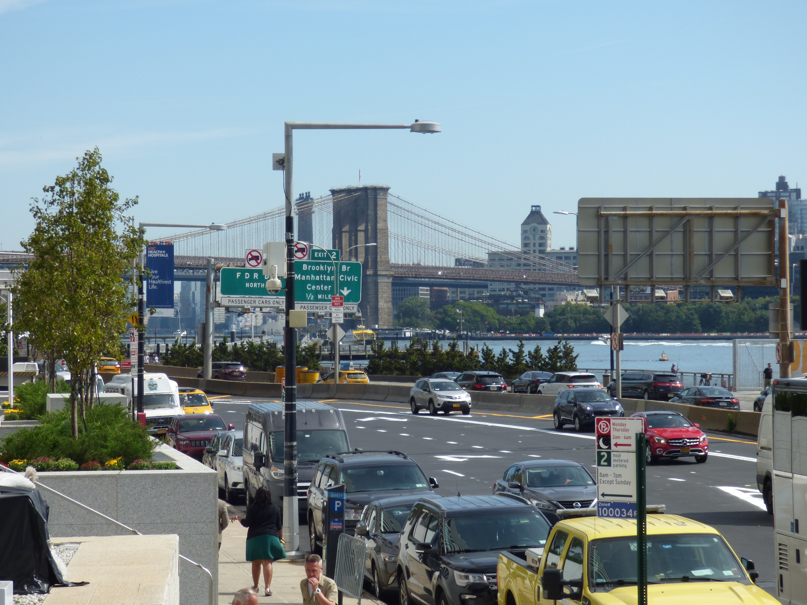 A Brooklyn híd az Egyesült Államok egyik legrégibb függőhídja, Manhattan szigetét köti össze Brooklynnal. A világ első acélkábeles függőhídja volt. Az építése alatt 27 ember vesztette életét.Maga a tervezője sem élhette meg, hogy elkészüljön.